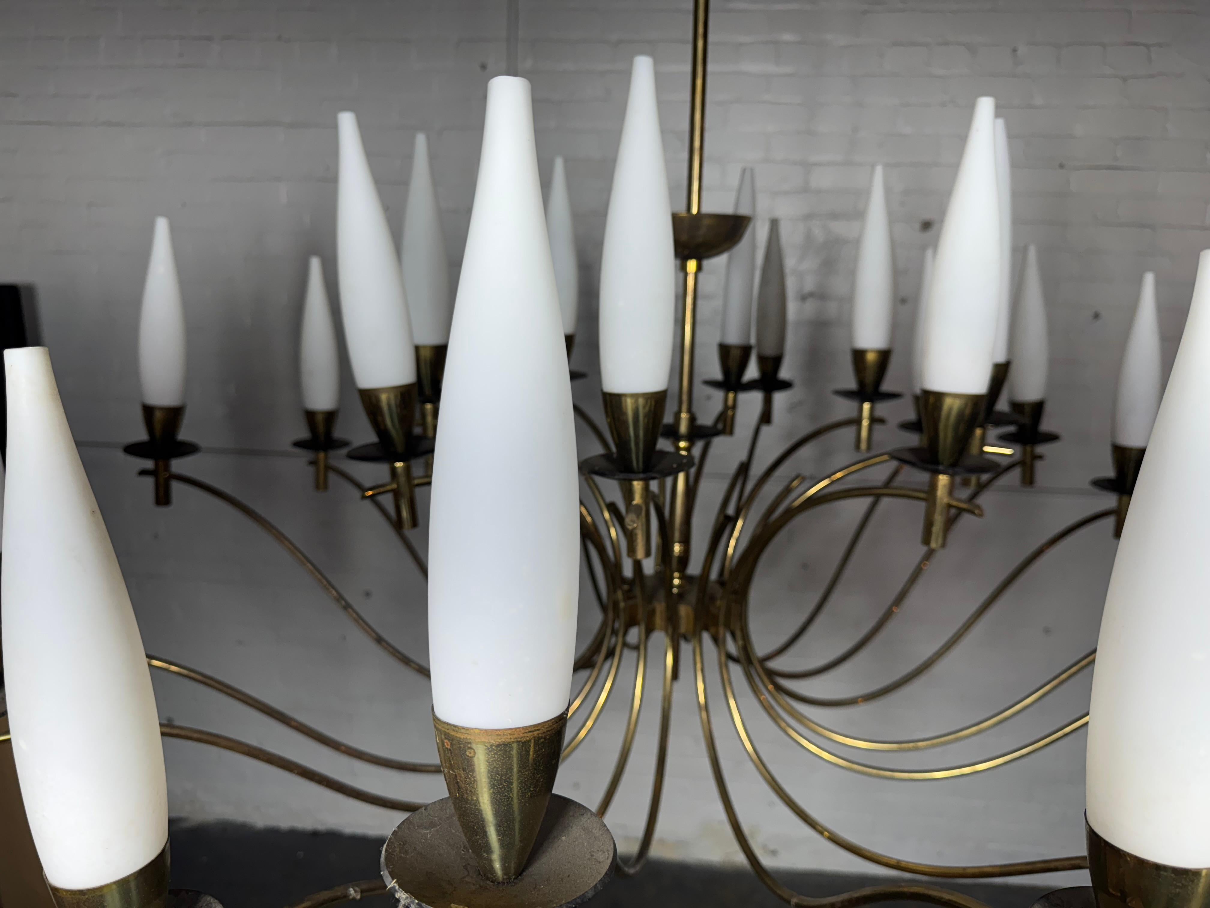 Raro  GRANDE lampadario a quindici bracci in ottone di Angelo Lelii per Arredoluce, 1957. Bracci squisitamente curvi con copriprese apparentemente fluttuanti e sottili diffusori in vetro satinato soffiato a mano.Bobeche in acrilico nero fumé, circa