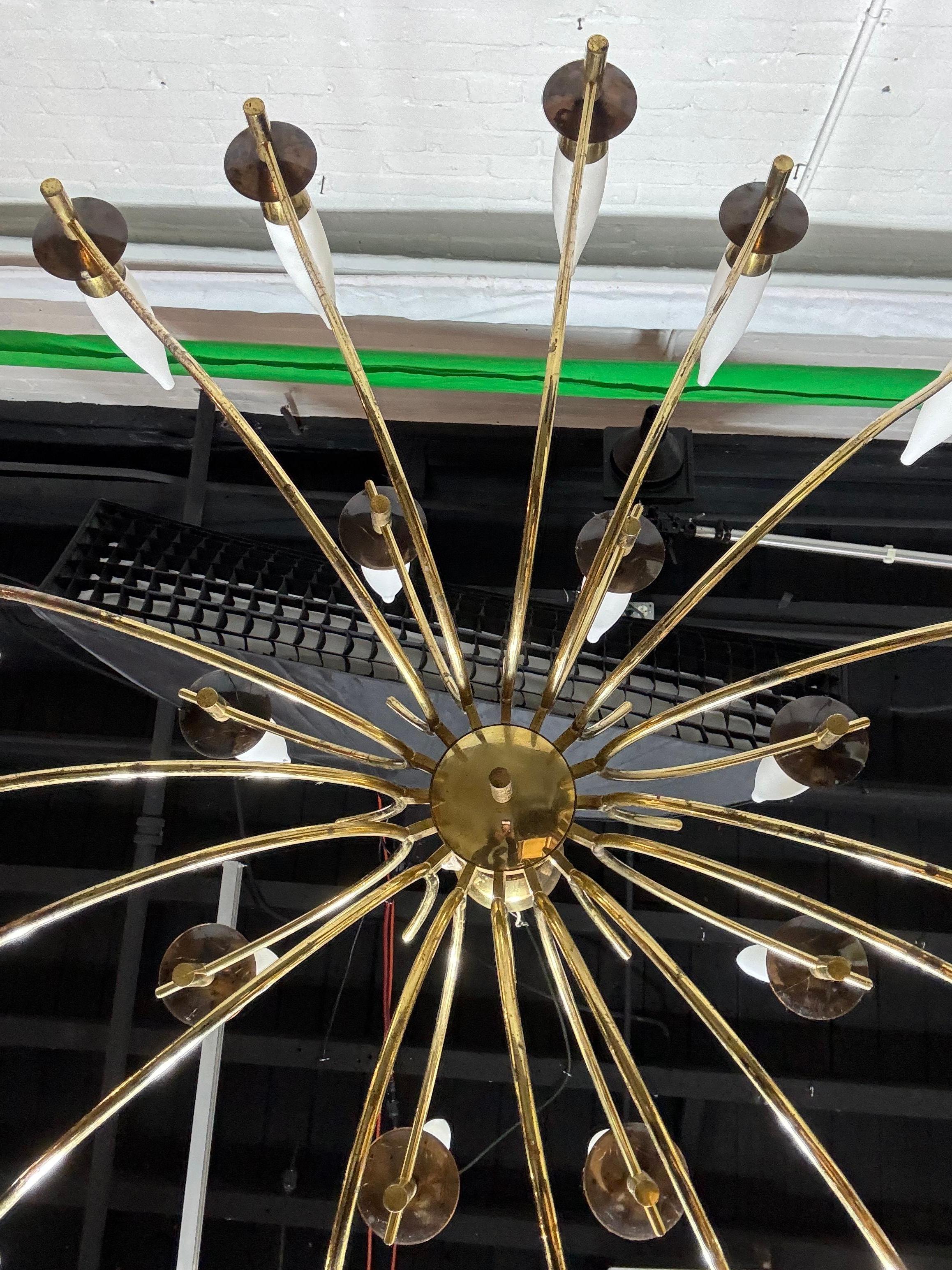 Mid-Century moderno Raro lampadario monumentale a 15 bracci di Angelo Lelii / Arredoluce diametro 51 in vendita