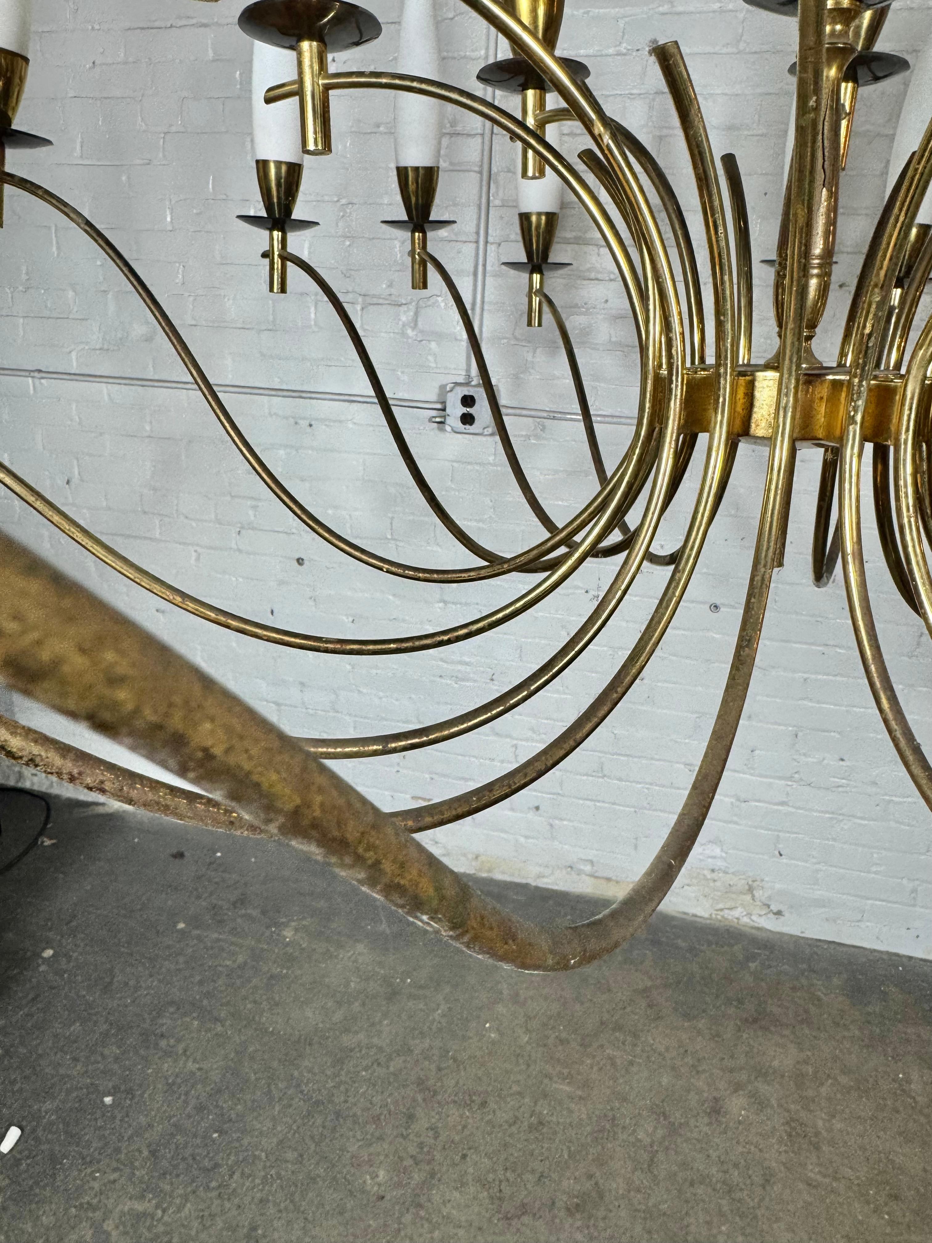 Ottone Raro lampadario monumentale a 15 bracci di Angelo Lelii / Arredoluce diametro 51 in vendita