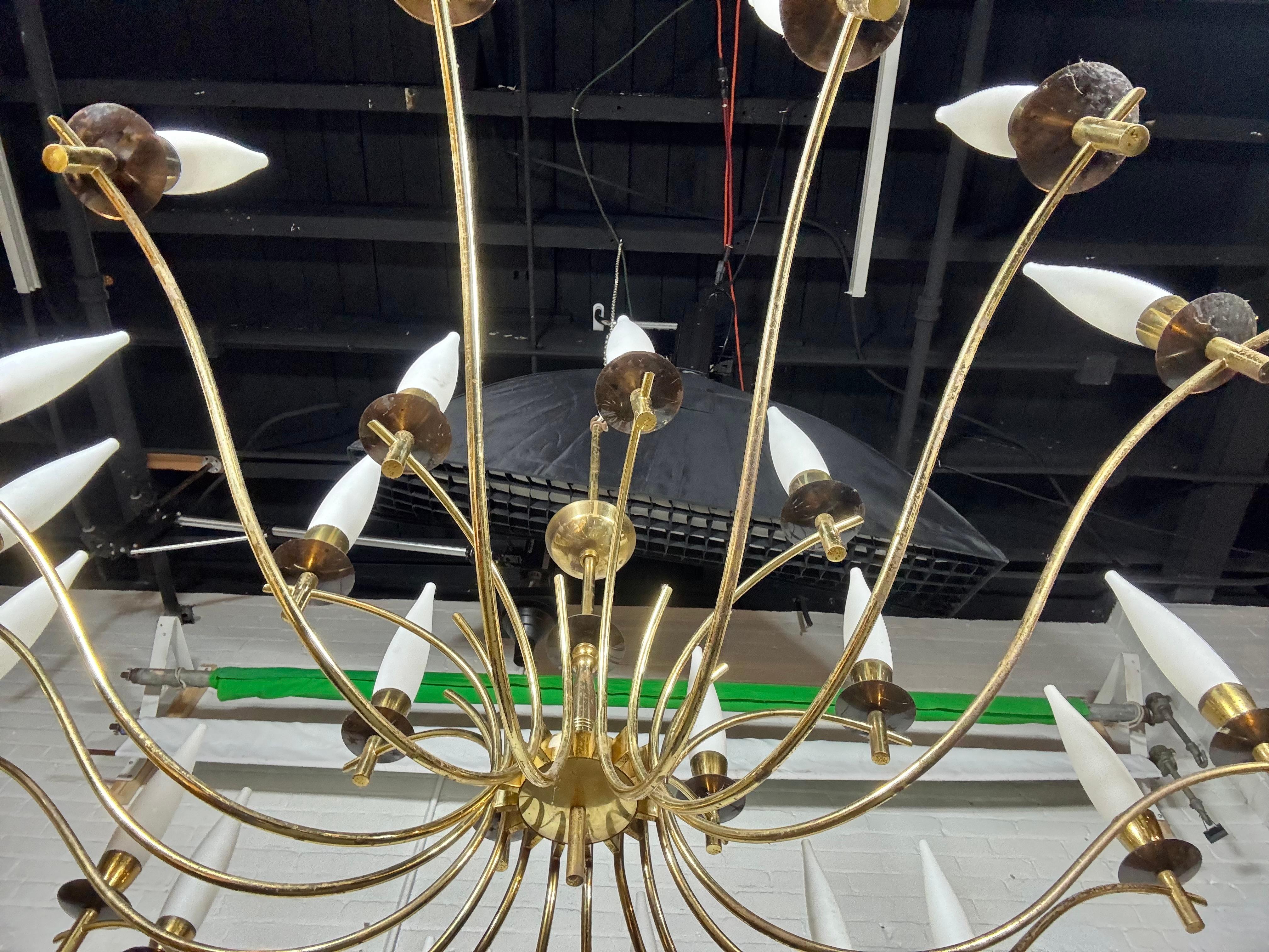 Raro lampadario monumentale a 15 bracci di Angelo Lelii / Arredoluce diametro 51 in vendita 1