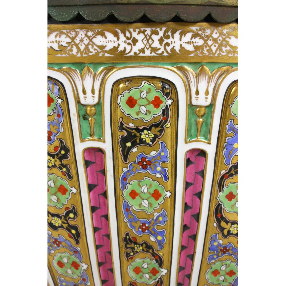 Seltener Monumentaler französischer Porzellanurnen-Tafelaufsatz aus dem 19. Jahrhundert (Vergoldet) im Angebot