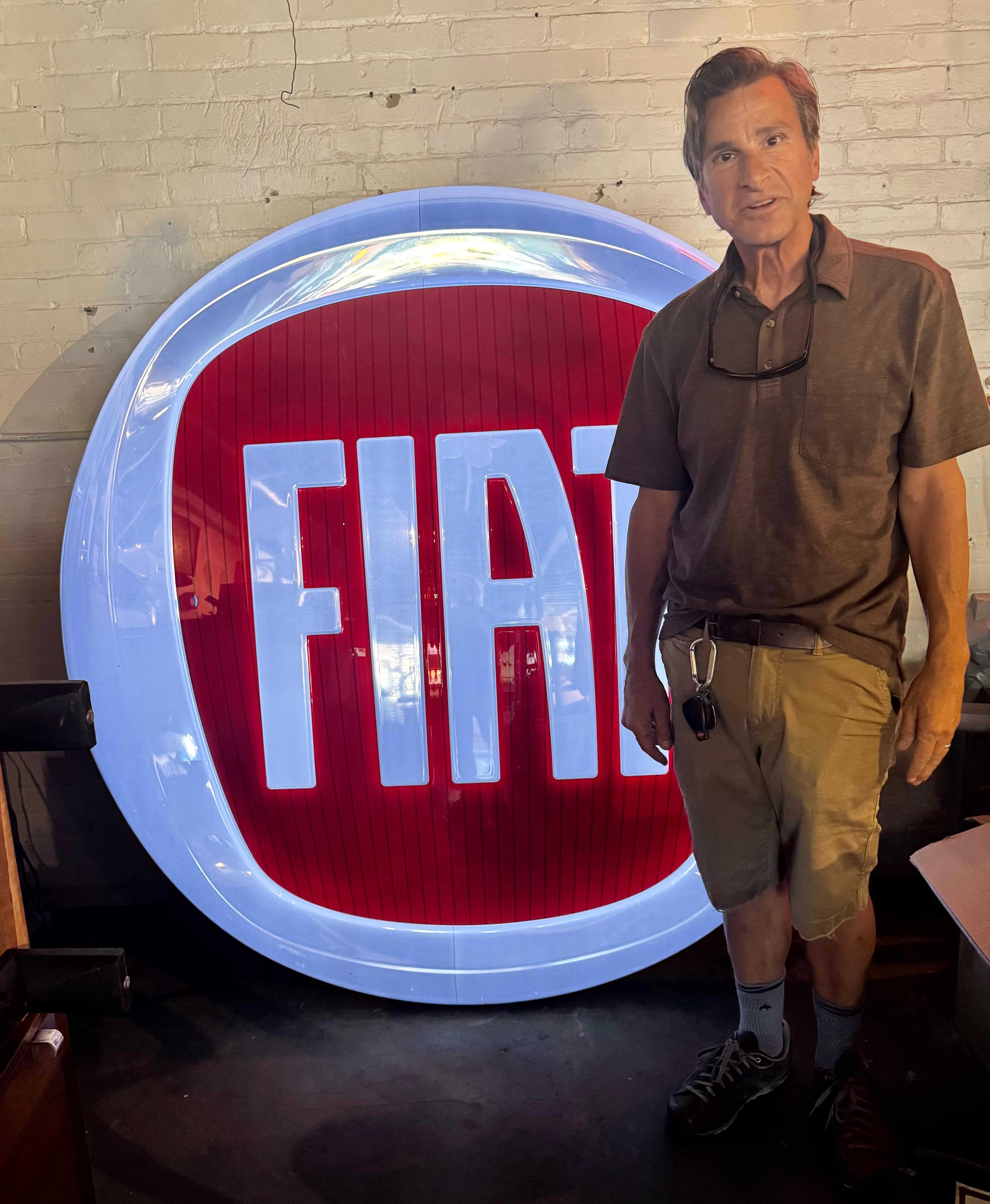 Äußerst selten!!! Monumental, über 5,5 FEET IN DIAMETER. 'FIAT' Beleuchtetes Händlerschild. Gekauft von einem Herrn, der behauptet, das Schild sei im Juli 2019 hergestellt worden und stamme aus Italien, von einem Händler in Mailand.  Das Schild