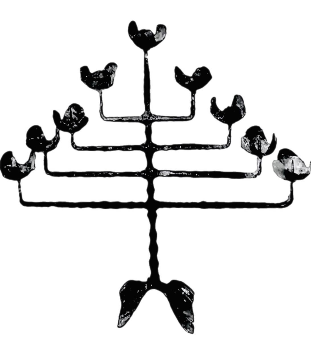 Rarissima Menorah di Hanukkah d'epoca, disegnata da David Palumbo, enorme, in ferro battuto, a 9 bracci, brutalista e industriale del Mid Century Modern. 

Una delle due rare Menorah di David Palumbo che stiamo offrendo attualmente 

Questo