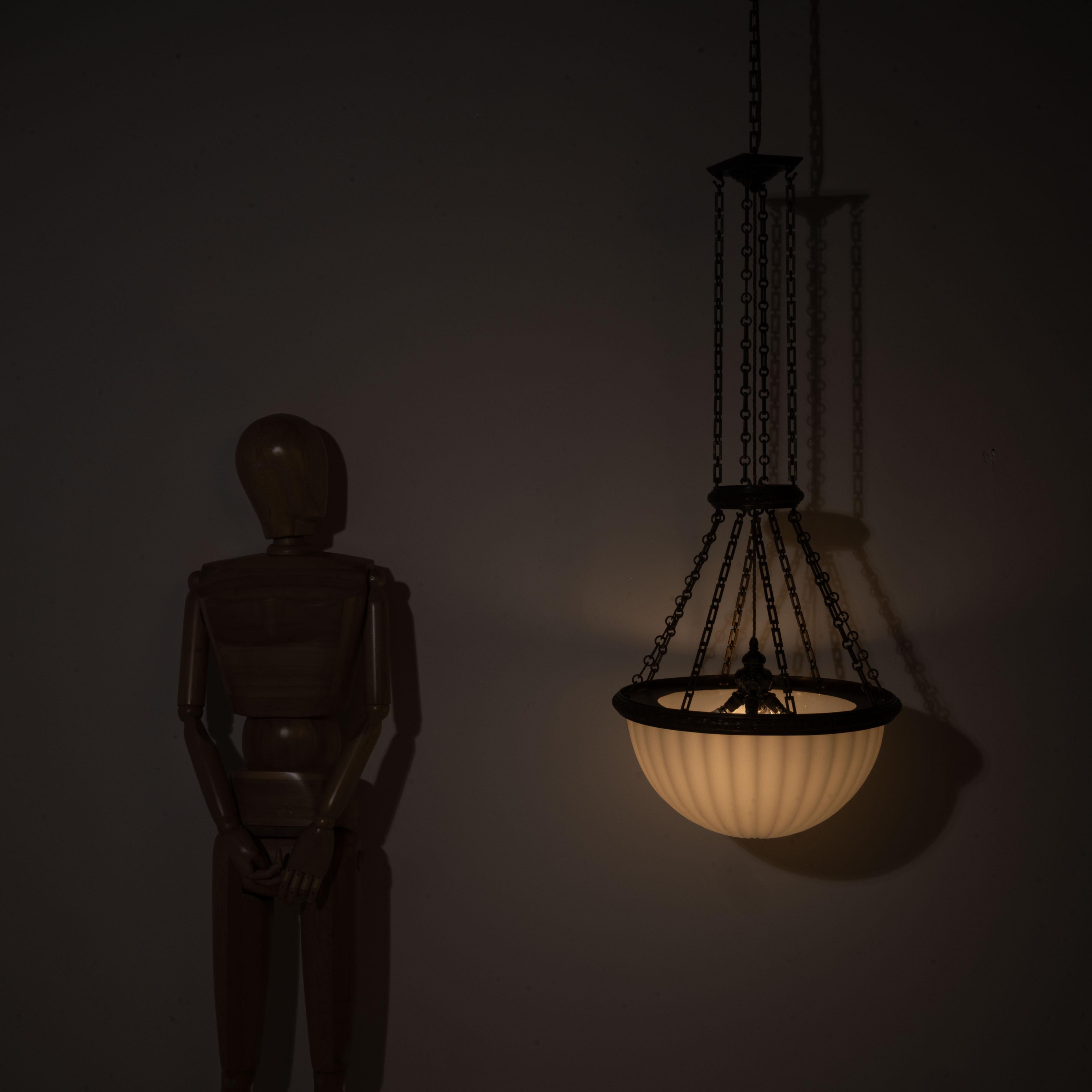 Rara e monumentale lampada a sospensione in pietra di luna Jefferson con eccezionali accessori in fusione in vendita 3