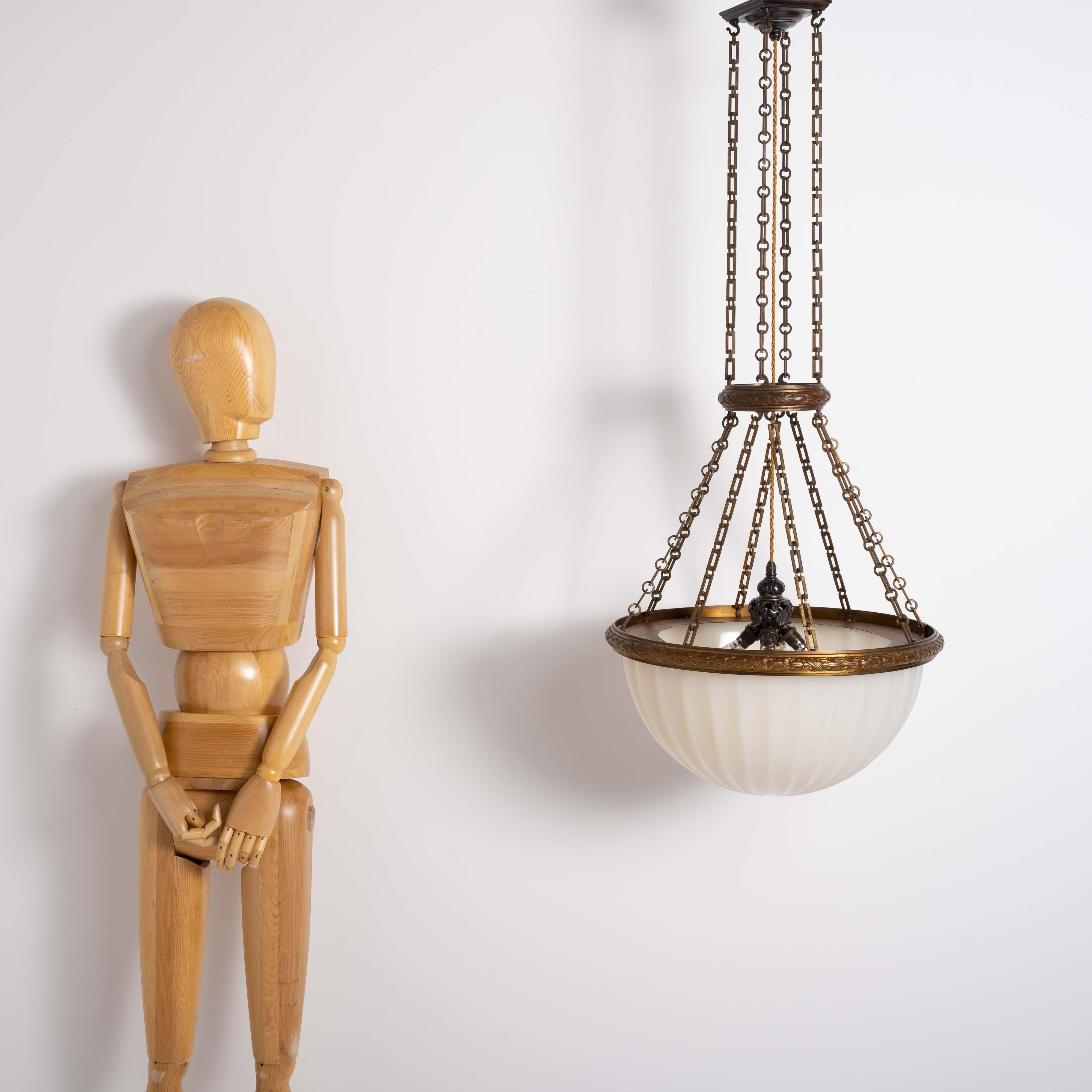 Rara e monumentale lampada a sospensione in pietra di luna Jefferson con eccezionali accessori in fusione in vendita 4