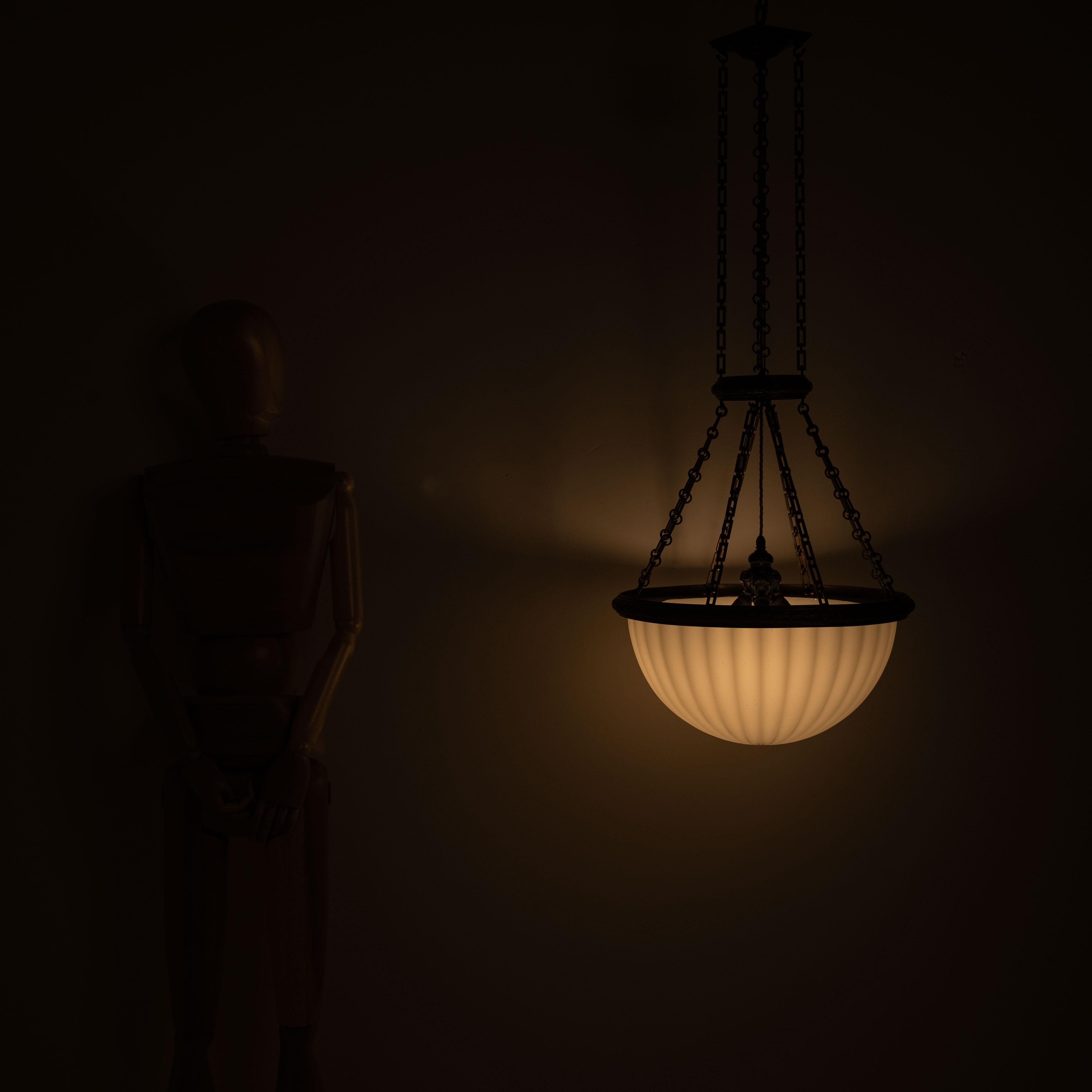 Rara e monumentale lampada a sospensione in pietra di luna Jefferson con eccezionali accessori in fusione in vendita 5