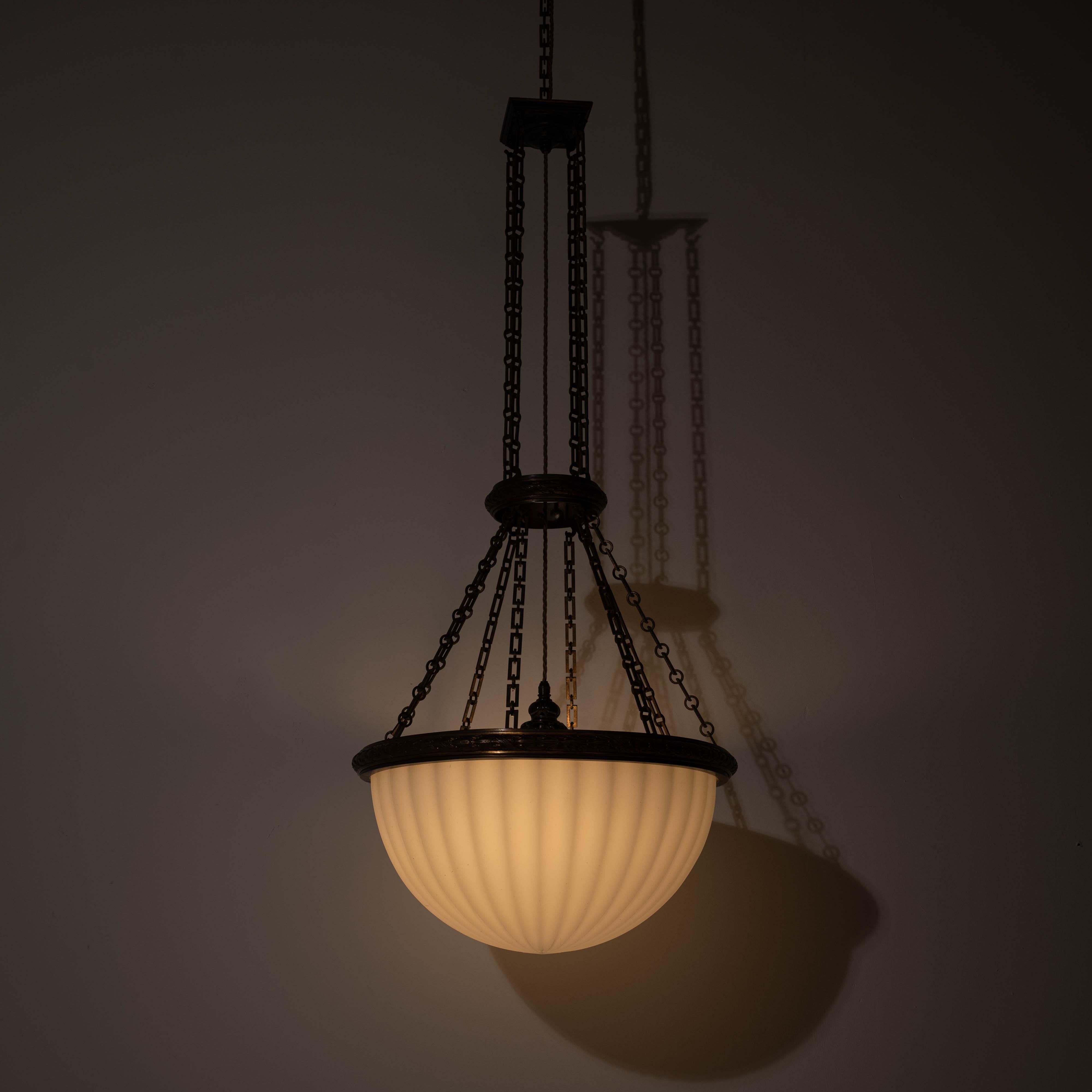 RARA LAMPADA A SOSPENSIONE IN PIETRA DI LUNA JEFFERSON EXTRA LARGE CON ECCEZIONALI ACCESSORI IN OTTONE FUSO

Una lampada a sospensione in vetro Jefferson Moonstone di grandi dimensioni, eccezionalmente rara e impressionante, la più grande prodotta