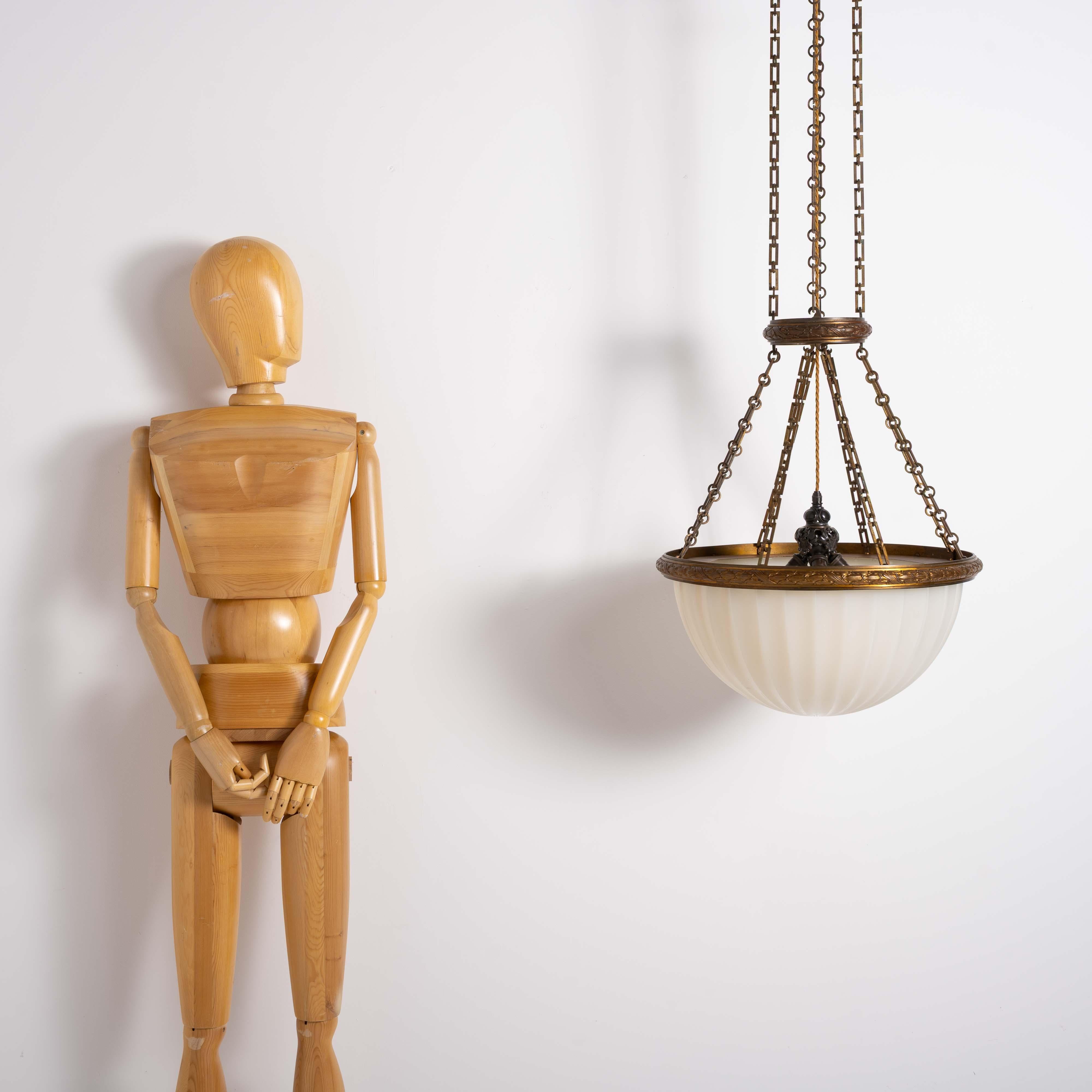 Britannico Rara e monumentale lampada a sospensione in pietra di luna Jefferson con eccezionali accessori in fusione in vendita