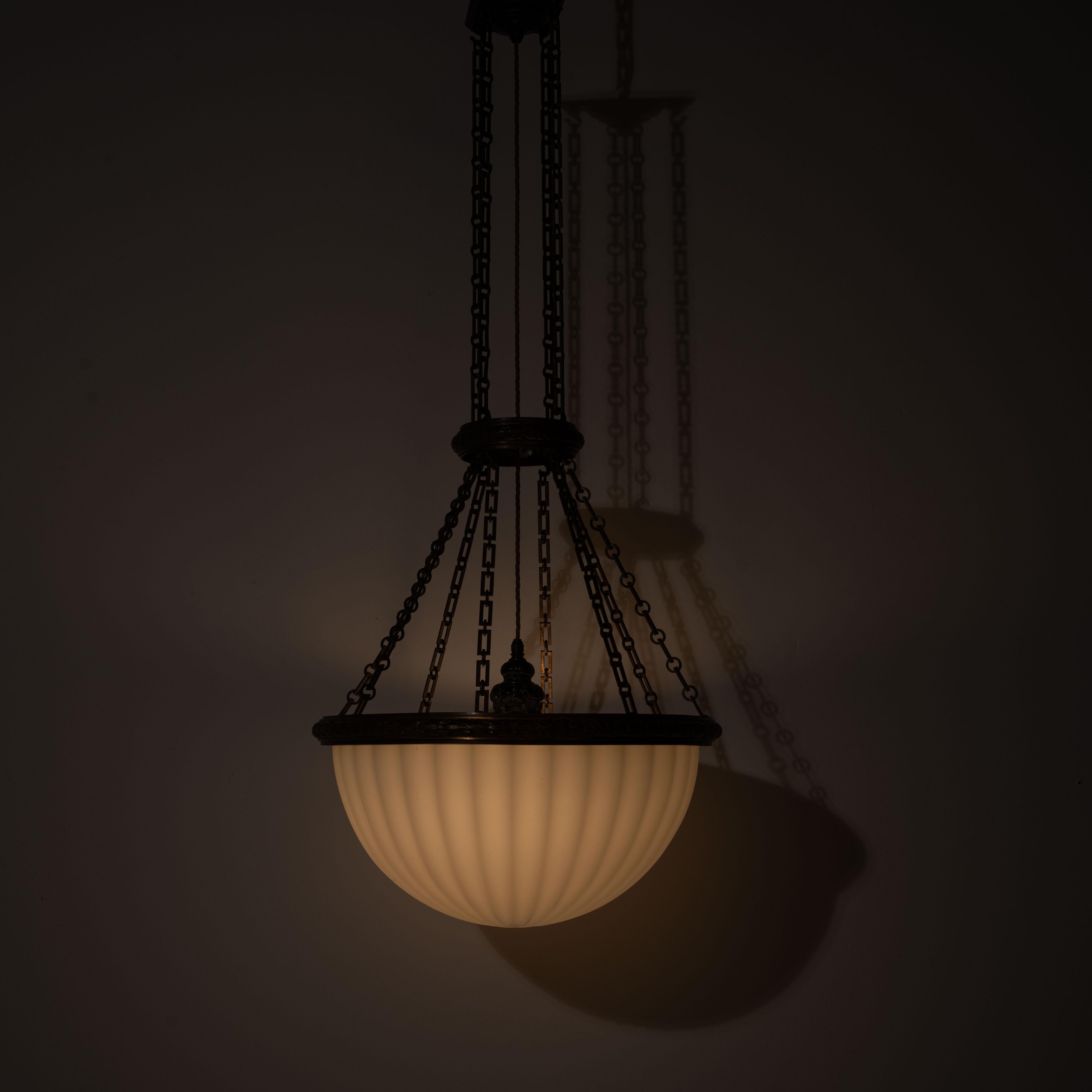 Inizio XX secolo Rara e monumentale lampada a sospensione in pietra di luna Jefferson con eccezionali accessori in fusione in vendita