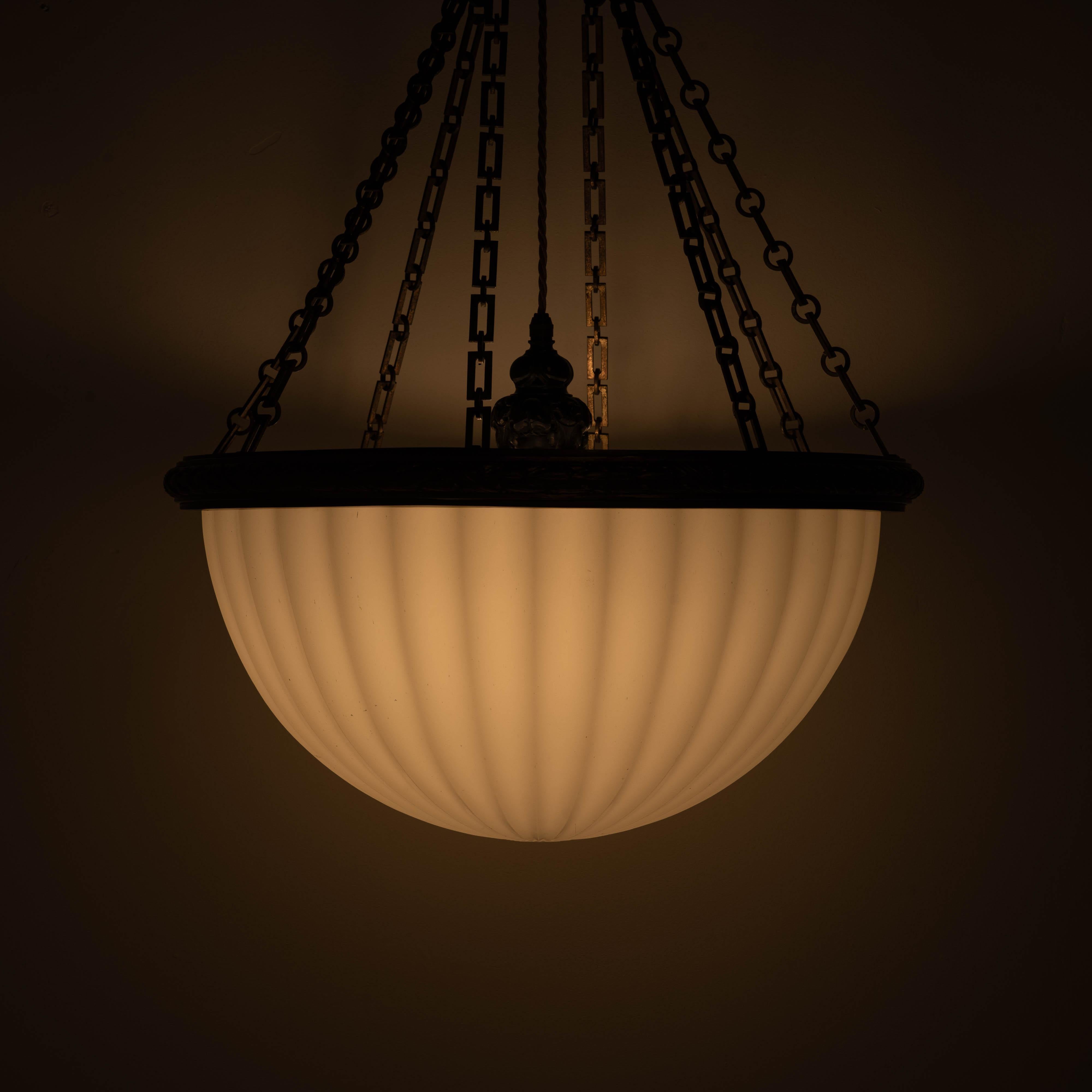 Rara e monumentale lampada a sospensione in pietra di luna Jefferson con eccezionali accessori in fusione in vendita 1