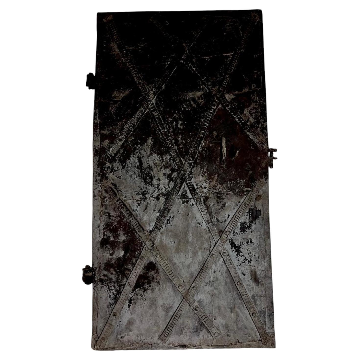 Puerta de castillo monumental de finales del gótico, de hierro forjado macizo, muy poco común, con llave original en venta