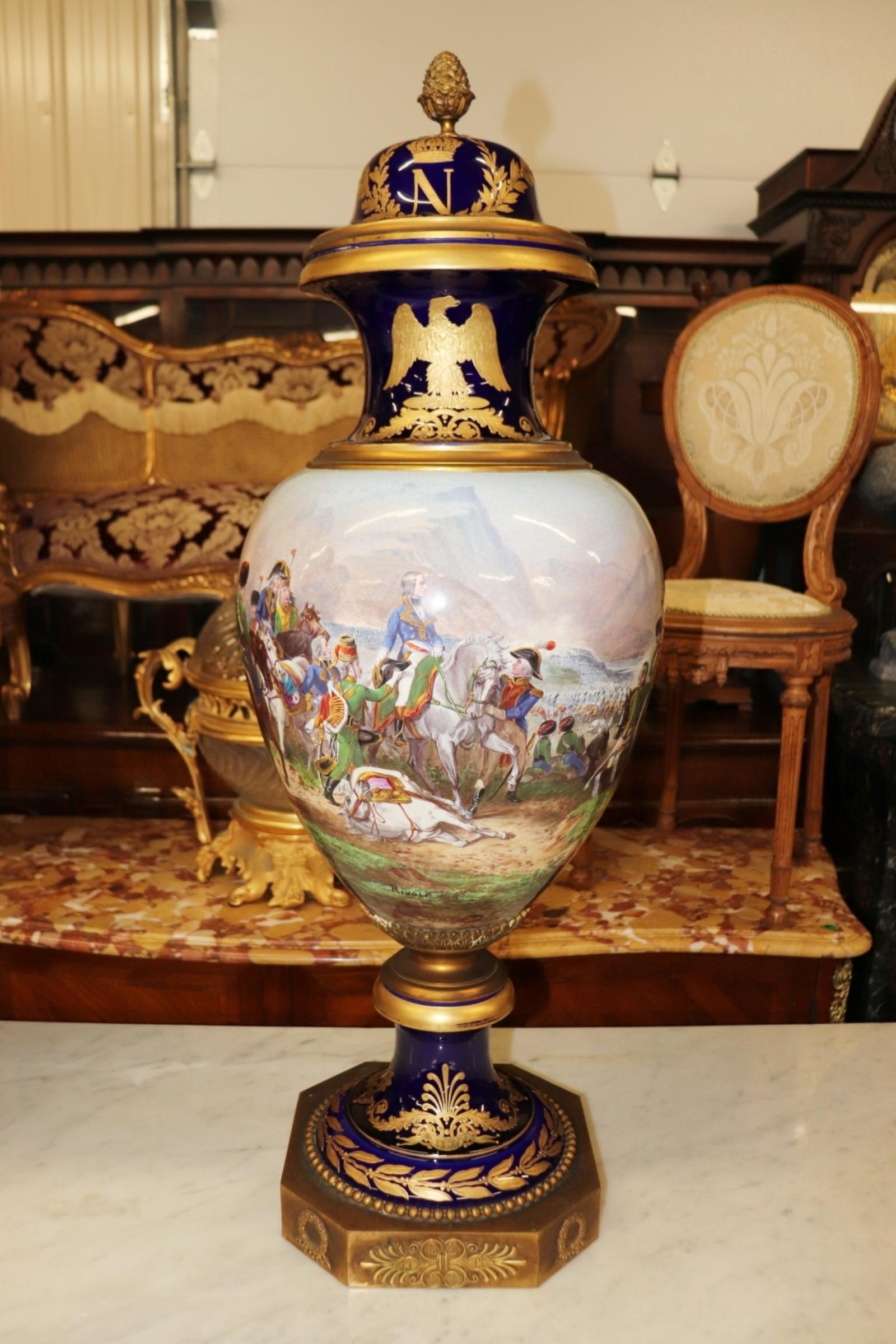 Napoleone III Rara coppia monumentale di urne napoleoniche francesi di Sèvres del XIX secolo, circa 1880 in vendita