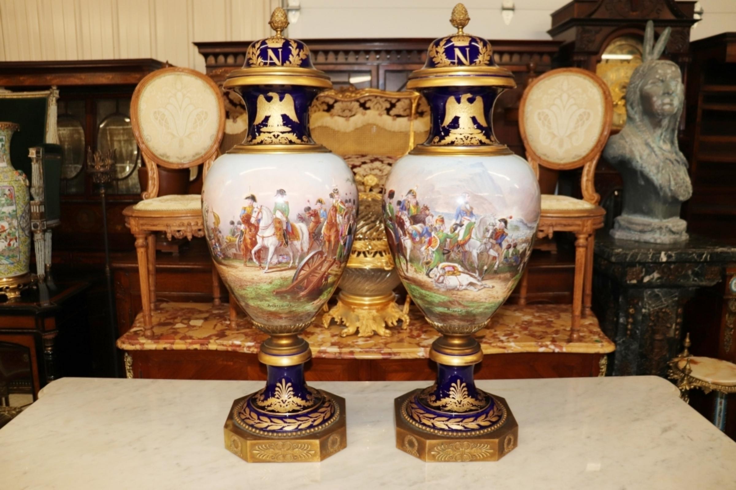 Francese Rara coppia monumentale di urne napoleoniche francesi di Sèvres del XIX secolo, circa 1880 in vendita