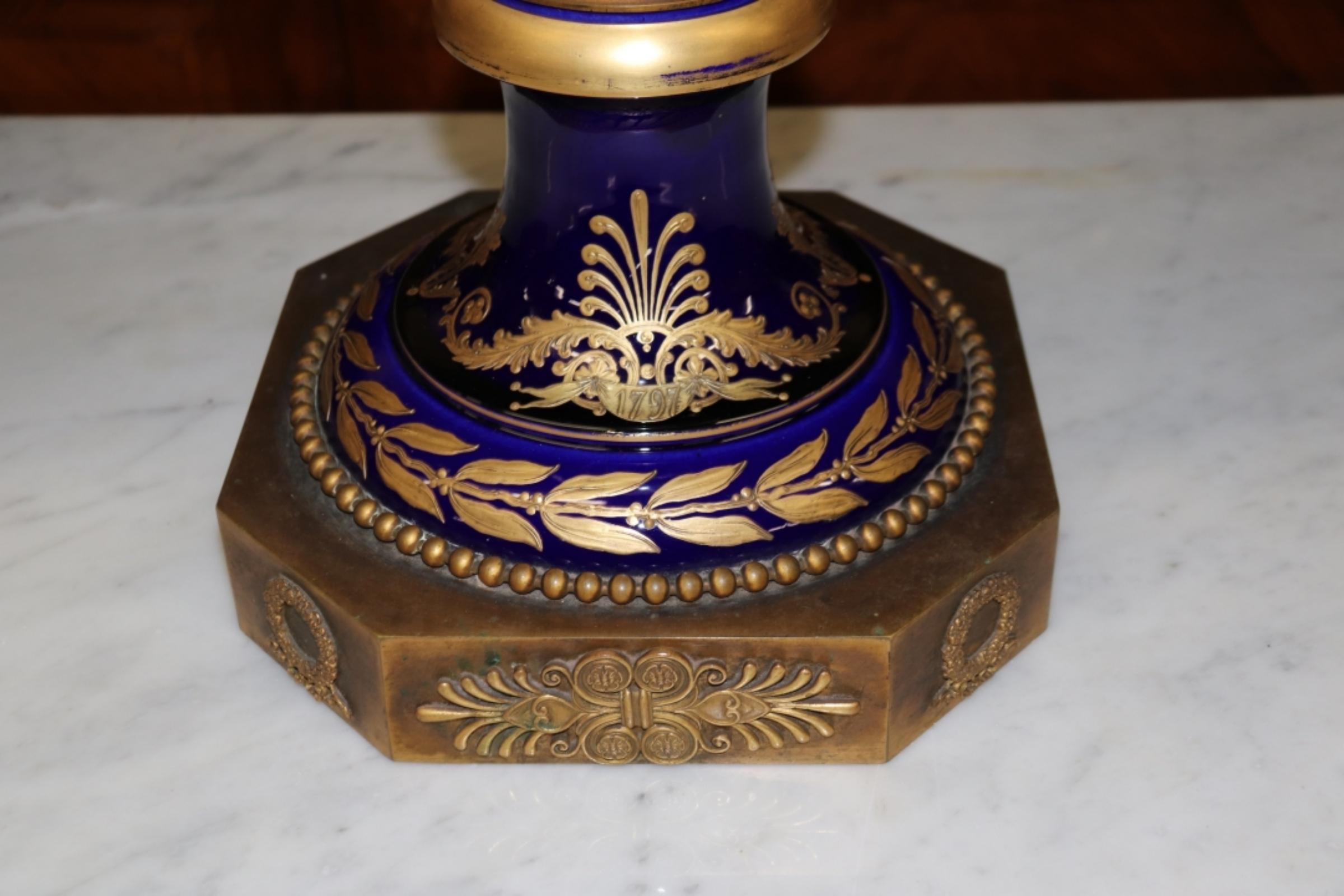 Rara coppia monumentale di urne napoleoniche francesi di Sèvres del XIX secolo, circa 1880 In condizioni buone in vendita a Swedesboro, NJ
