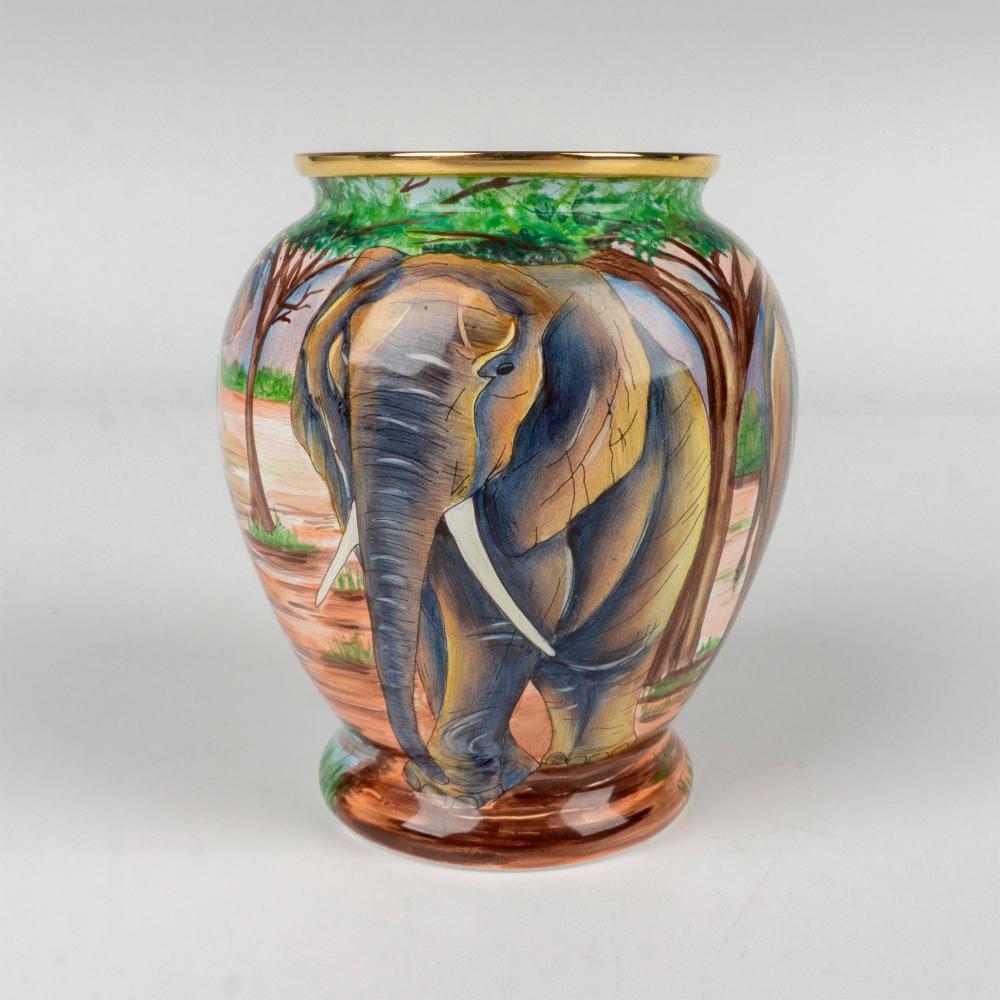 Ein einzigartiges Stück. Moorcroft Emaille Miniatur-Vase . Handbemalt von Rachel Dougles Ryder. 2002 

Handbemalte Vase mit der Darstellung einer Elefantenherde an der Wasserstelle. Moorcroft Rückstempel. Die Initialen des Künstlers auf dem Sockel.