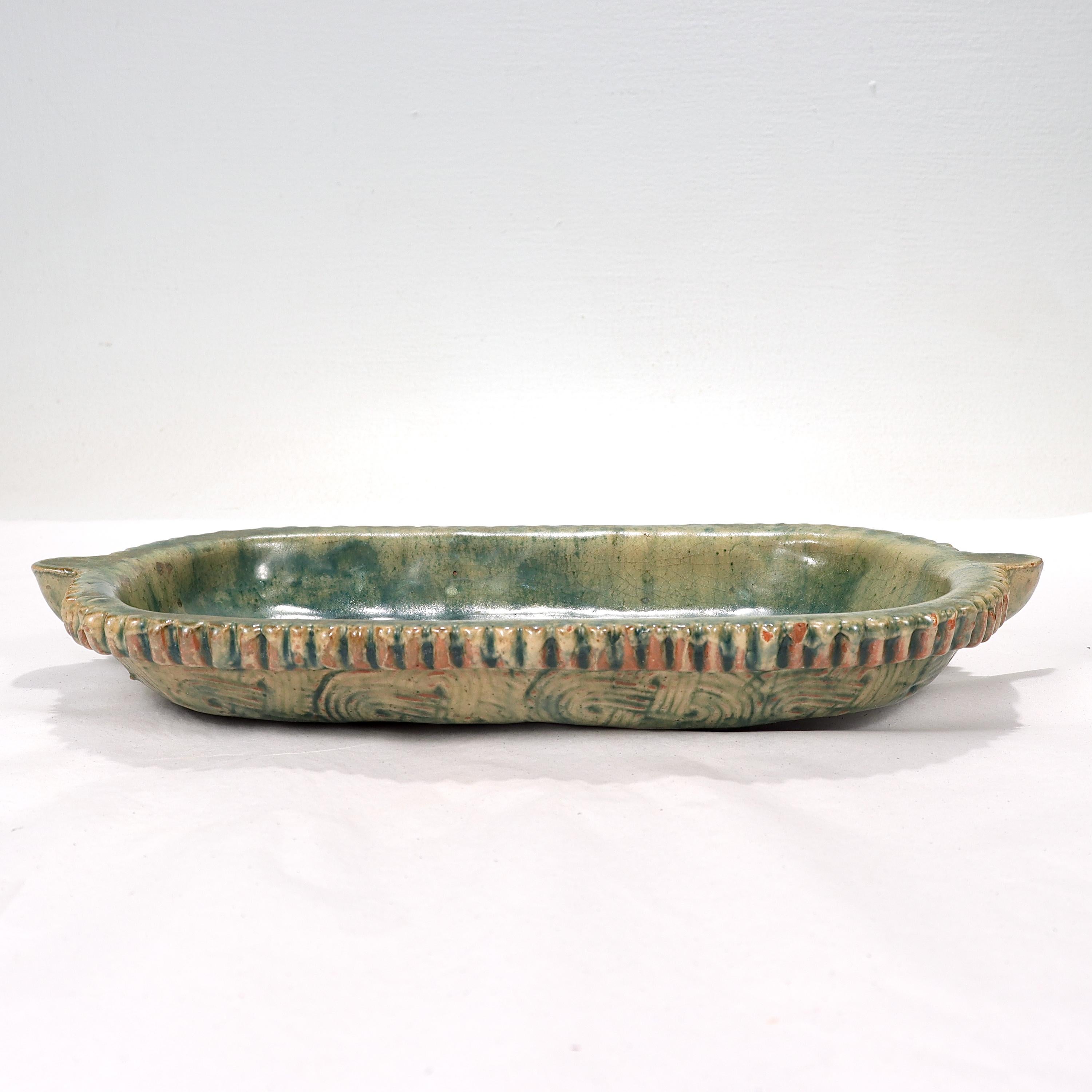 Raro cuenco bajo o plato oblongo de Moravian Pottery Works / Mercer Tile Company Estadounidense en venta