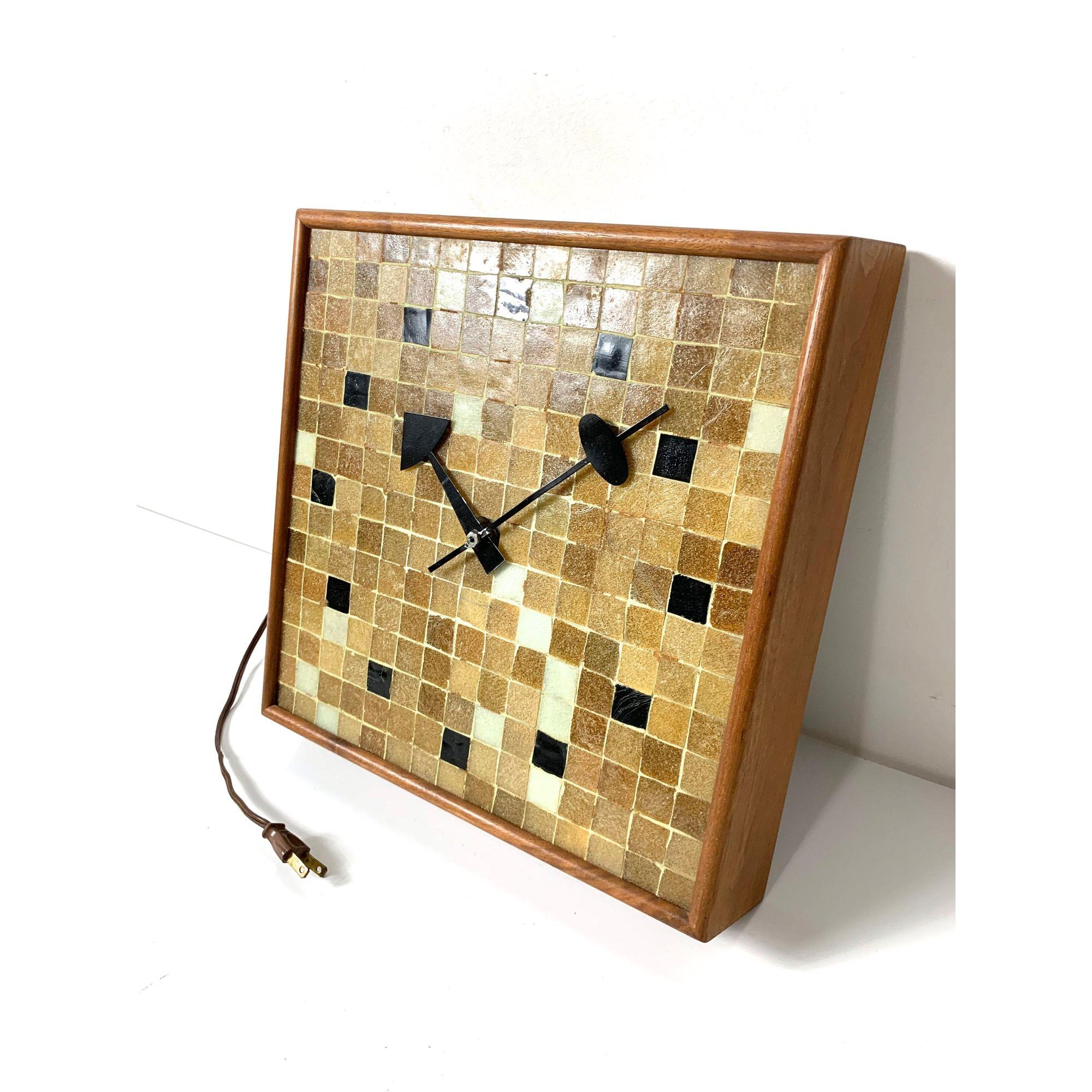 Rare George Nelson And Associates Mosaic Tile Wall Clock (horloge murale en mosaïque) 

Conçue par Irving Harper pour George Nelson and Associates et produite par Howard Miller.
Modèle 2232 
1957
Cadre en noyer avec face en mosaïque de verre et