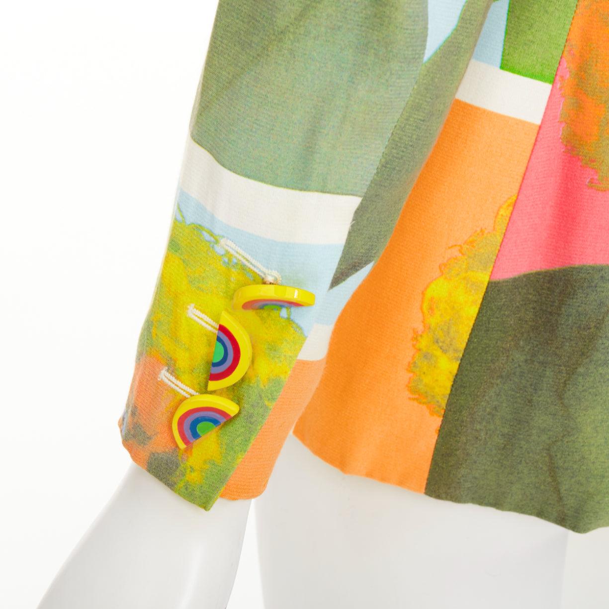 raro Moschino 1994 Runway Pop Art Self-Portrait blazer con bottoni arcobaleno IT38 XS
Riferimento: TGAS/F00267
Marchio: Moschino
Collezione: 1994 - Pista
Materiale: Rayon
Colore: Multicolore
Modello: Astratto
Chiusura: bottone
Fodera: Tessuto