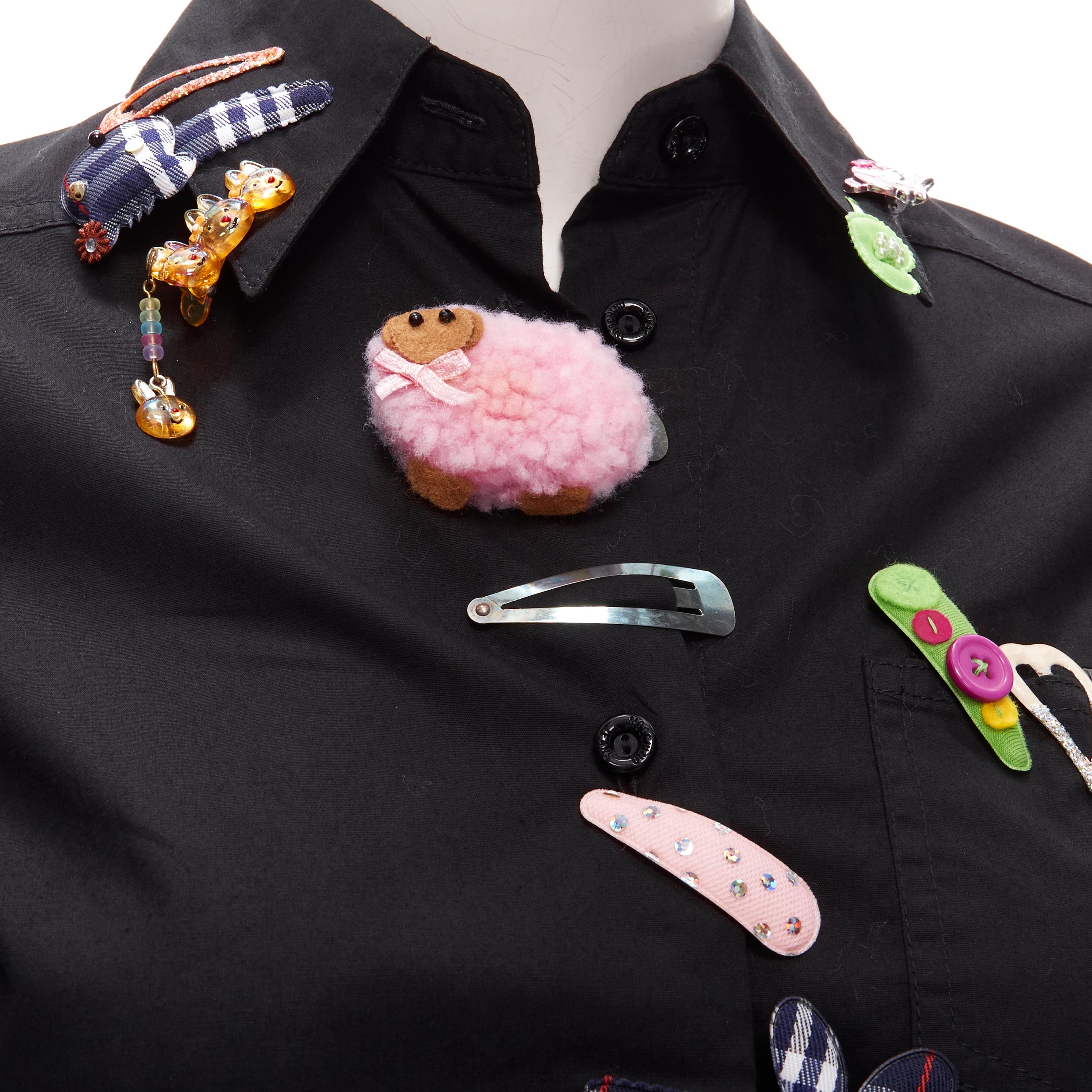 rare MOSCHINO JEANS Vintage black cotton hair clip embellished shirt IT38 XS 
Reference: ANWU/A00678 
Brand: Moschino Jeans 
Material: Feels like cotton 
Color: Black 
Closure: Button 
Extra Detail: Decorative hair clip throughout, hair clips are