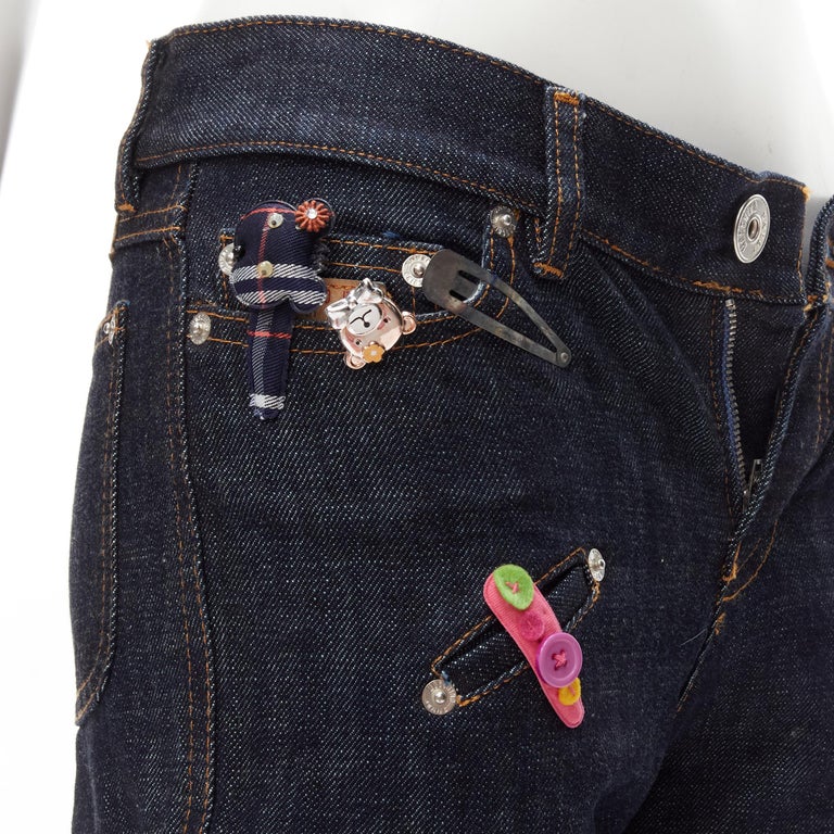 rare MOSCHINO JEANS Vintage dark denim hair clip embroidered cargo jeans IT38 XS Reference: ANWU/A00537 Brand: Moschino Jeans Material: Denim Color: Blue Pattern: Solid Extra Detail: Decorative hair clip throughout, hair clips are stitched onto the