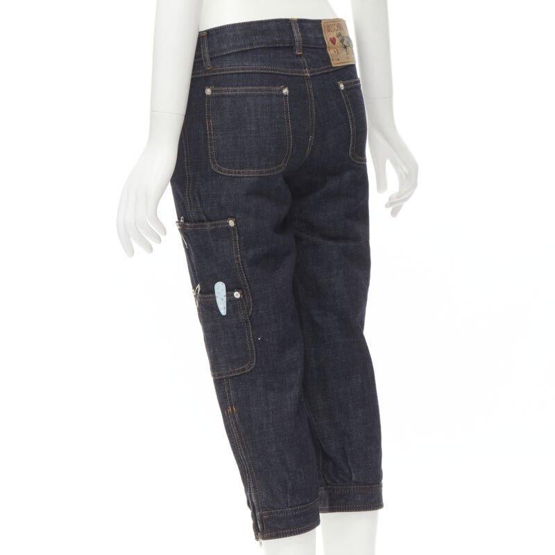 raro Moschino Jeans Jeans vintage in denim scuro con fermaglio ricamato cargo IT38 XS in vendita 1