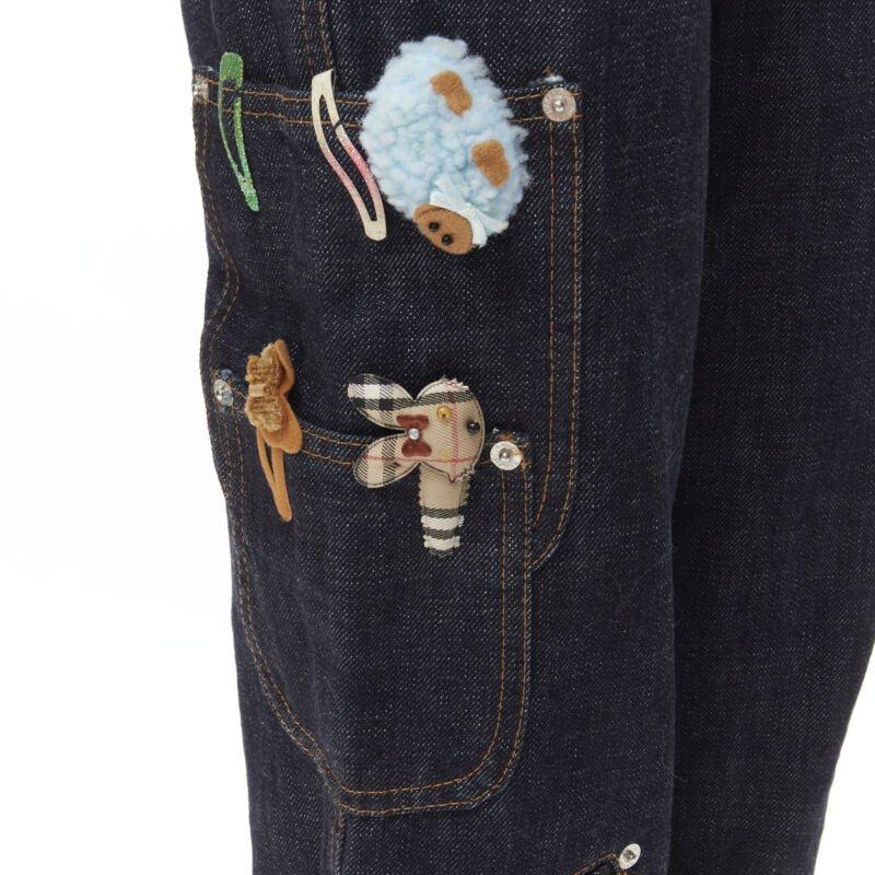 raro Moschino Jeans Jeans vintage in denim scuro con fermaglio ricamato cargo IT38 XS in vendita 2
