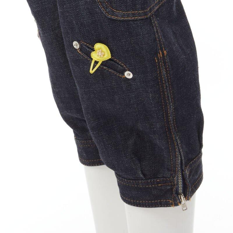 raro Moschino Jeans Jeans vintage in denim scuro con fermaglio ricamato cargo IT38 XS in vendita 3