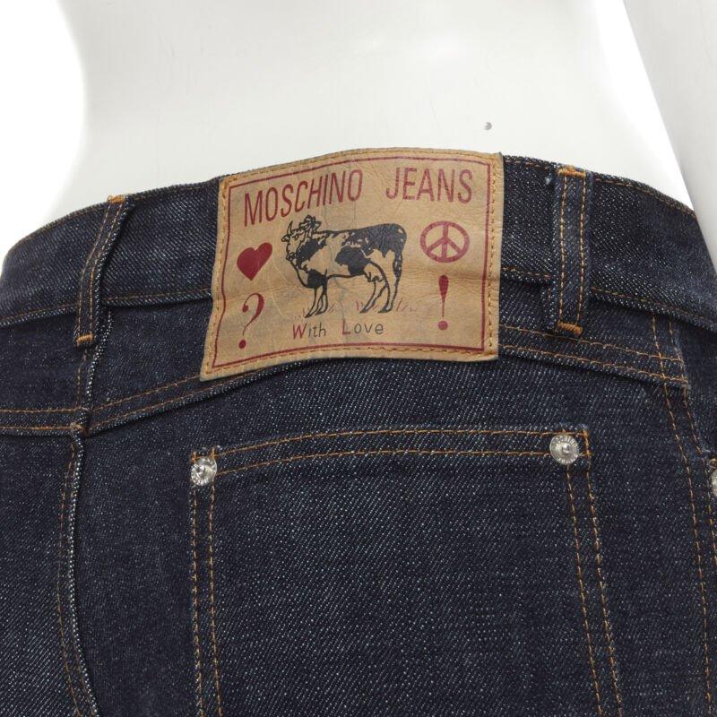 raro Moschino Jeans Jeans vintage in denim scuro con fermaglio ricamato cargo IT38 XS in vendita 4