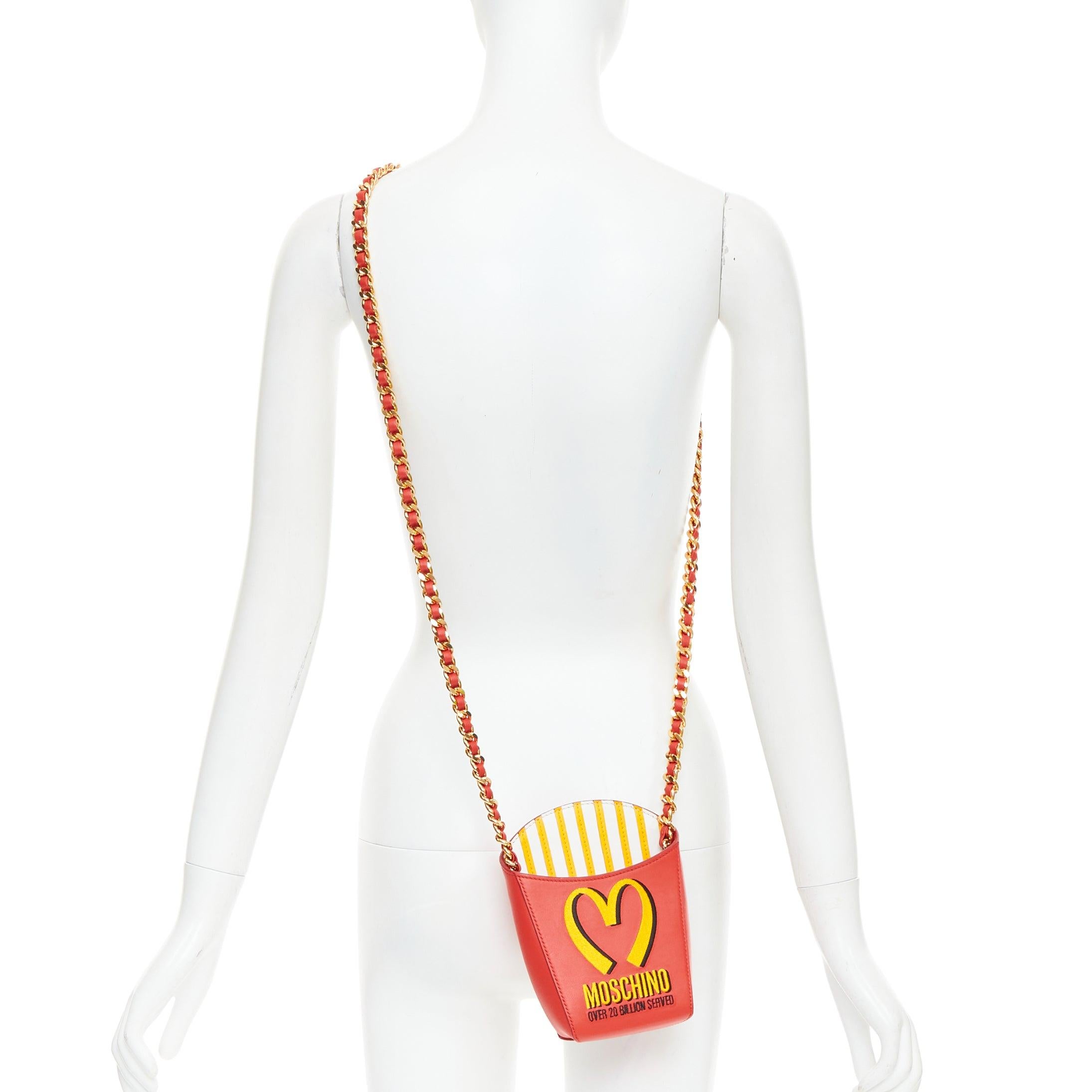 raro Moschino McDonald's Fast Food Runway rosso giallo patatine fritte crossbody bag
Riferimento: TGAS/E00997
Marchio: Moschino
Stilista: Jeremy Scott
Collezione: 2014 - Passerella
Materiale: Pelle
Colore: rosso, giallo
Modello: Cartone