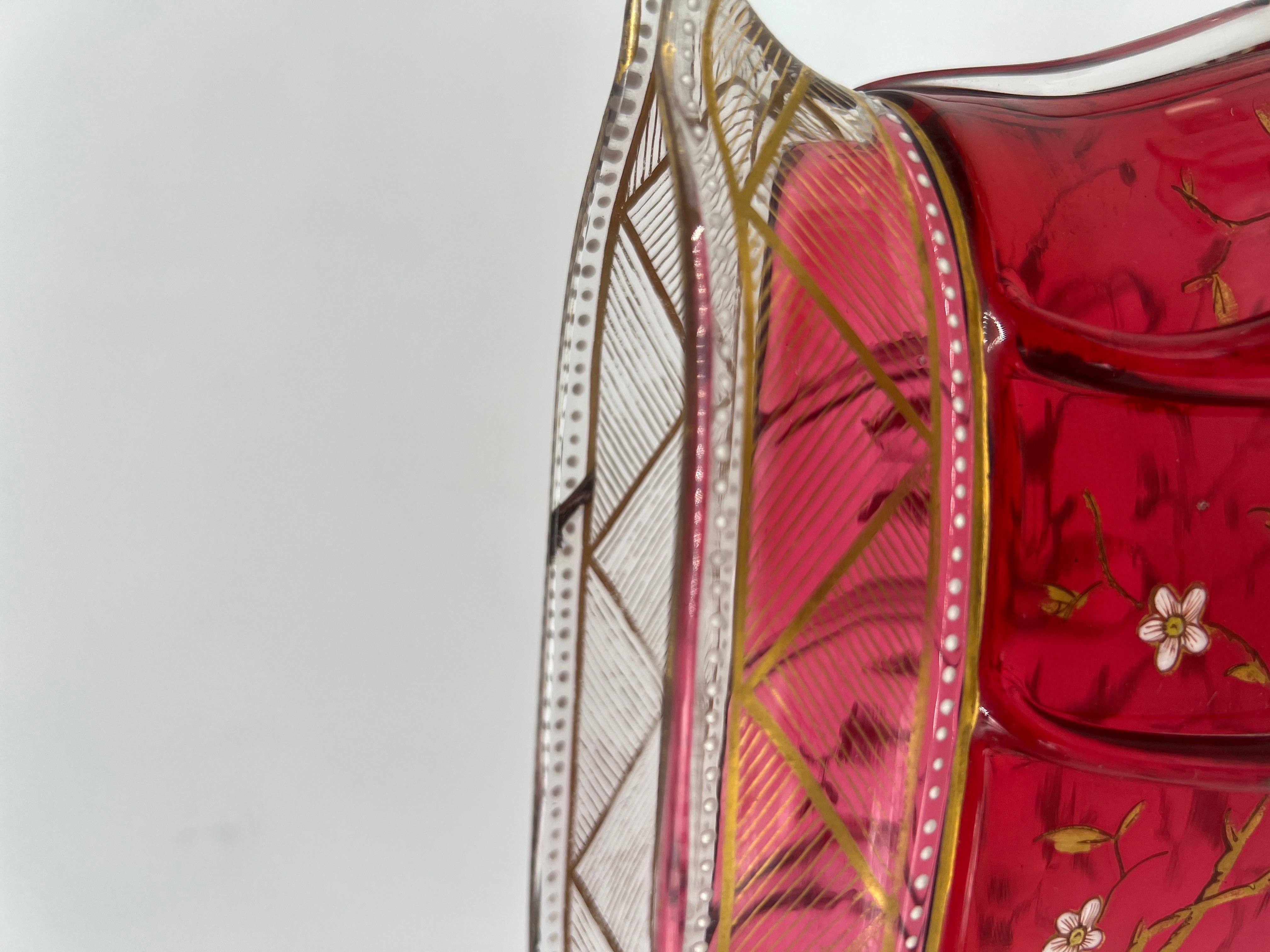 Rare pichet en verre d'art de Moser décoré d'émaux floraux et de gouttes d'eau à la canneberge en vente 4