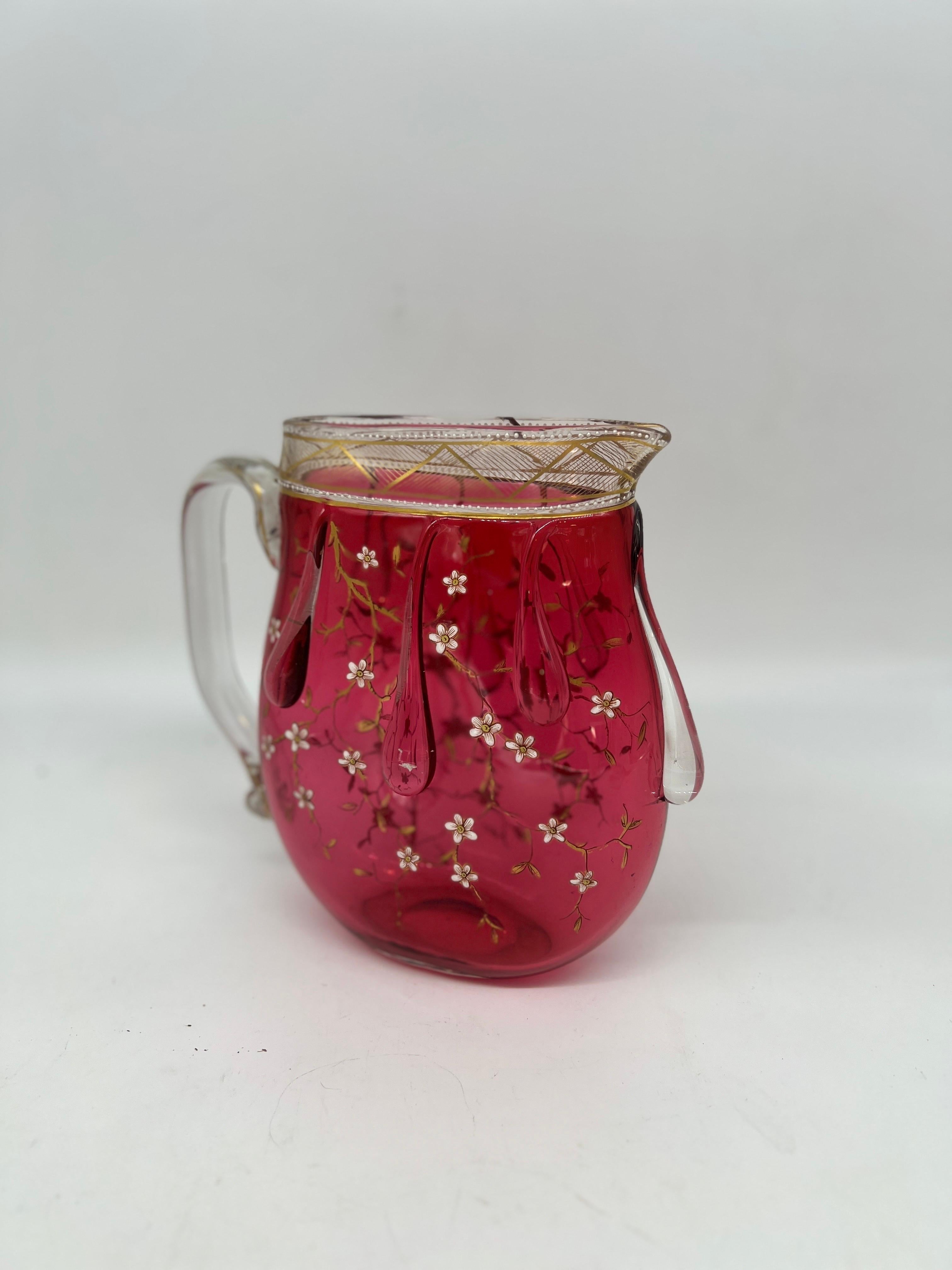 Autrichien Rare pichet en verre d'art de Moser décoré d'émaux floraux et de gouttes d'eau à la canneberge en vente