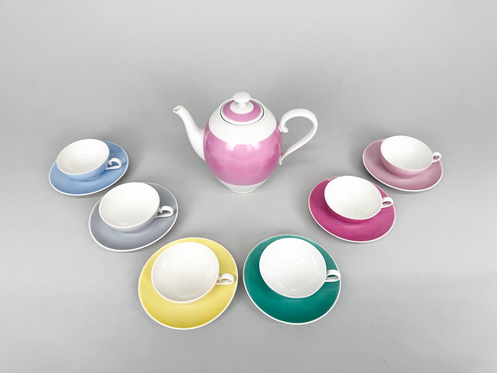 Raro juego de una tetera y seis tazas y platillos de fina porcelana Moser en bellos colores pastel. Fabricado en Checoslovaquia hacia 1950. La tetera mide 15 cm de alto y la taza con platillo mide 4 cm.