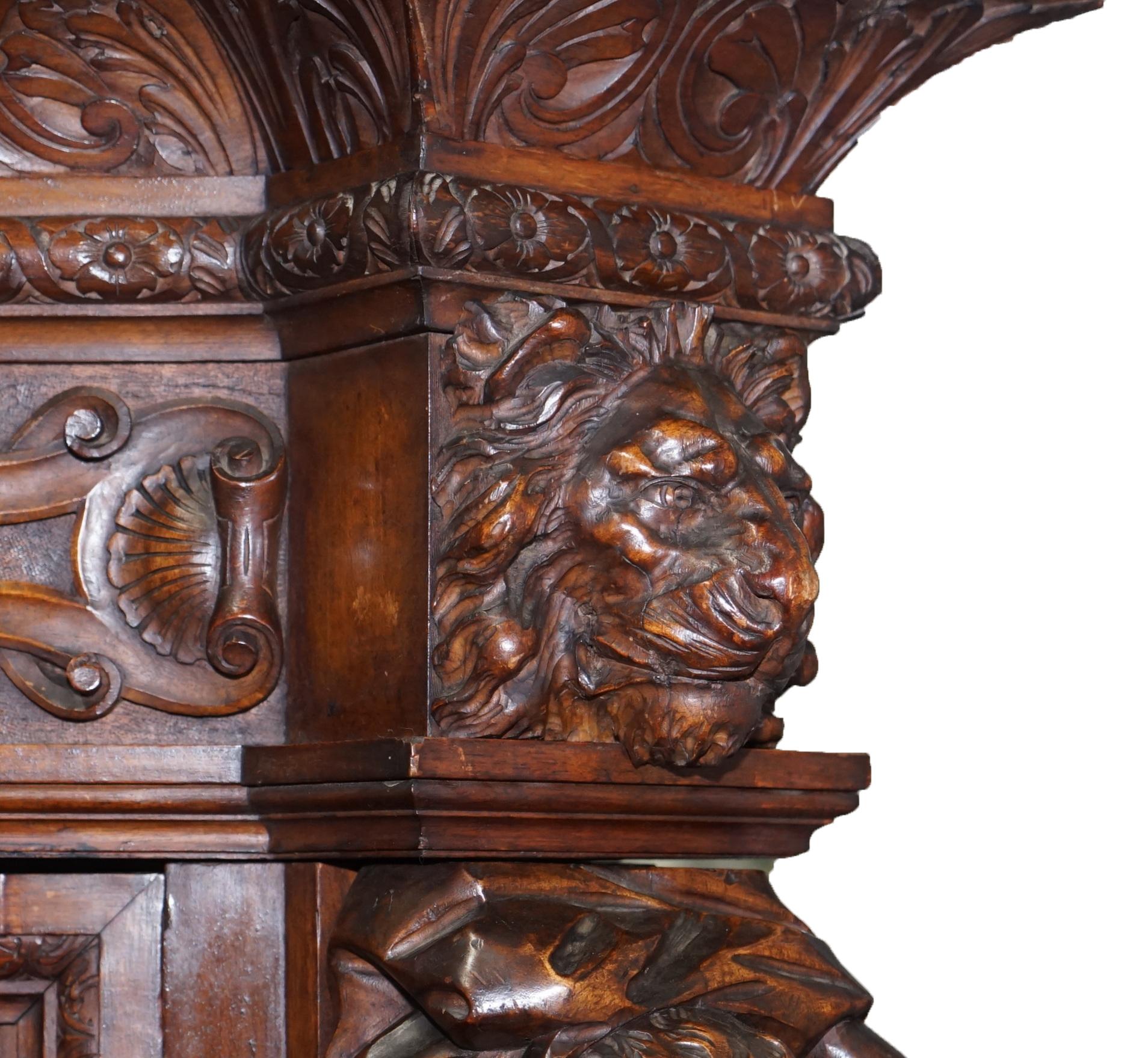 Noyer Rare armoire sculptée Moses Michelangelo Guggenheim & Pauly Cie Et Venice en vente