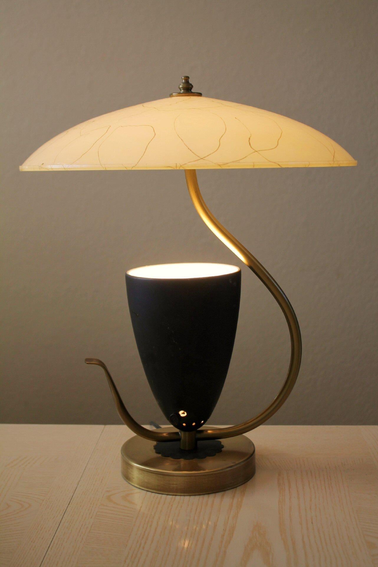 Mid-Century Modern Rare lampe de table à réflecteur articulé en fibre de verre The Modernity 1950s  en vente