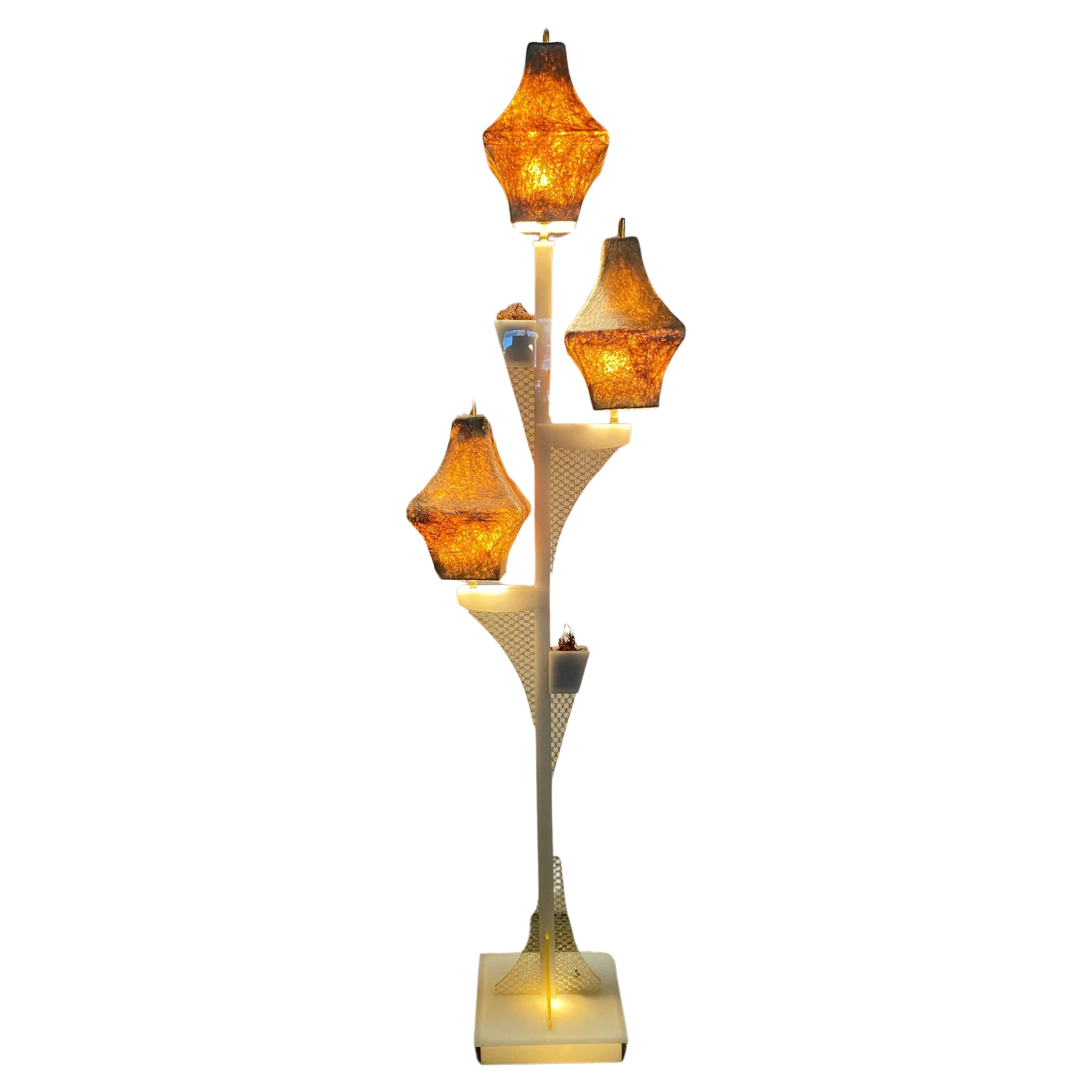 Rare lampadaire The Moderns à triple abat-jour en acrylique / Lucite, classique du milieu du siècle dernier