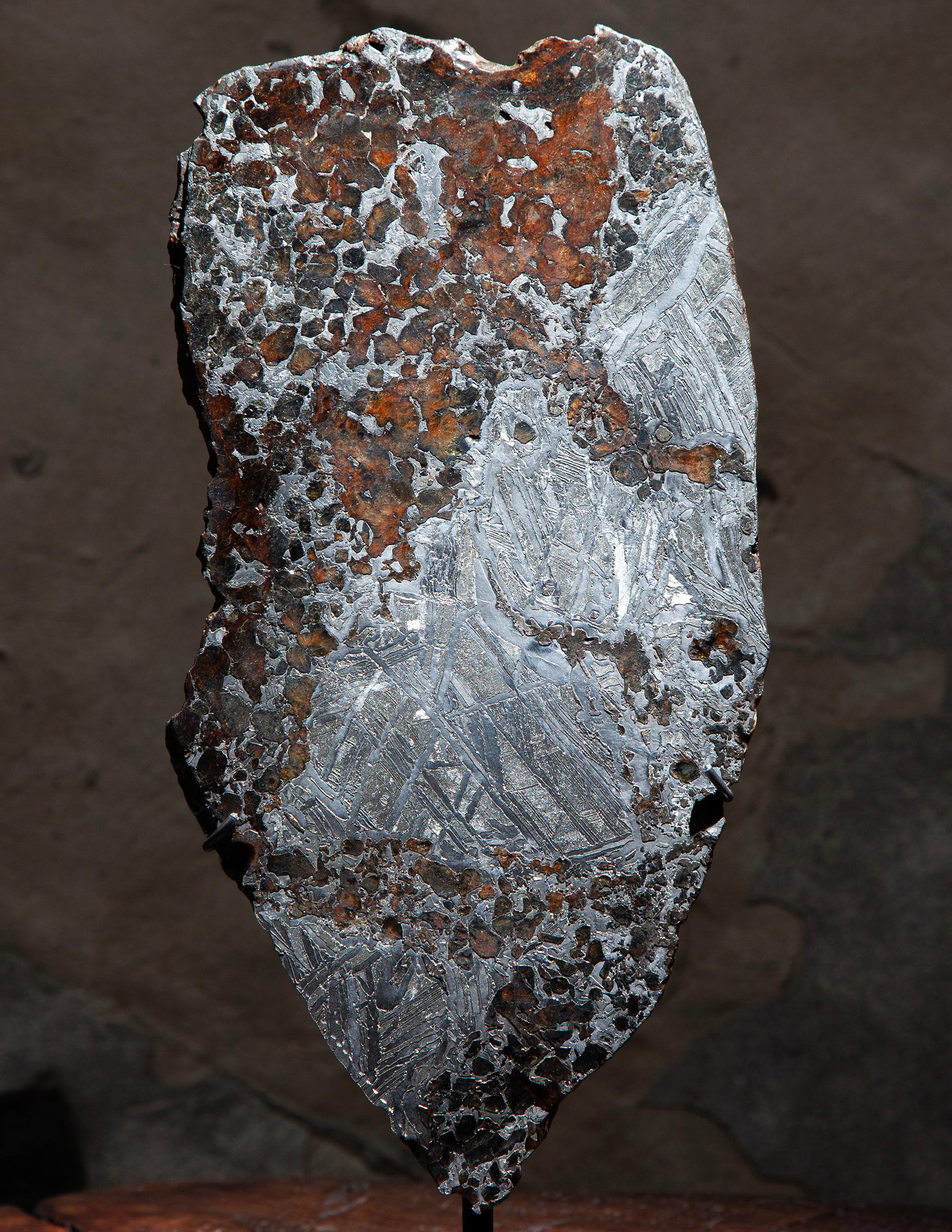 Rare Mounted Pallasite Meteorite Slice In condizioni ottime in vendita a London, GB