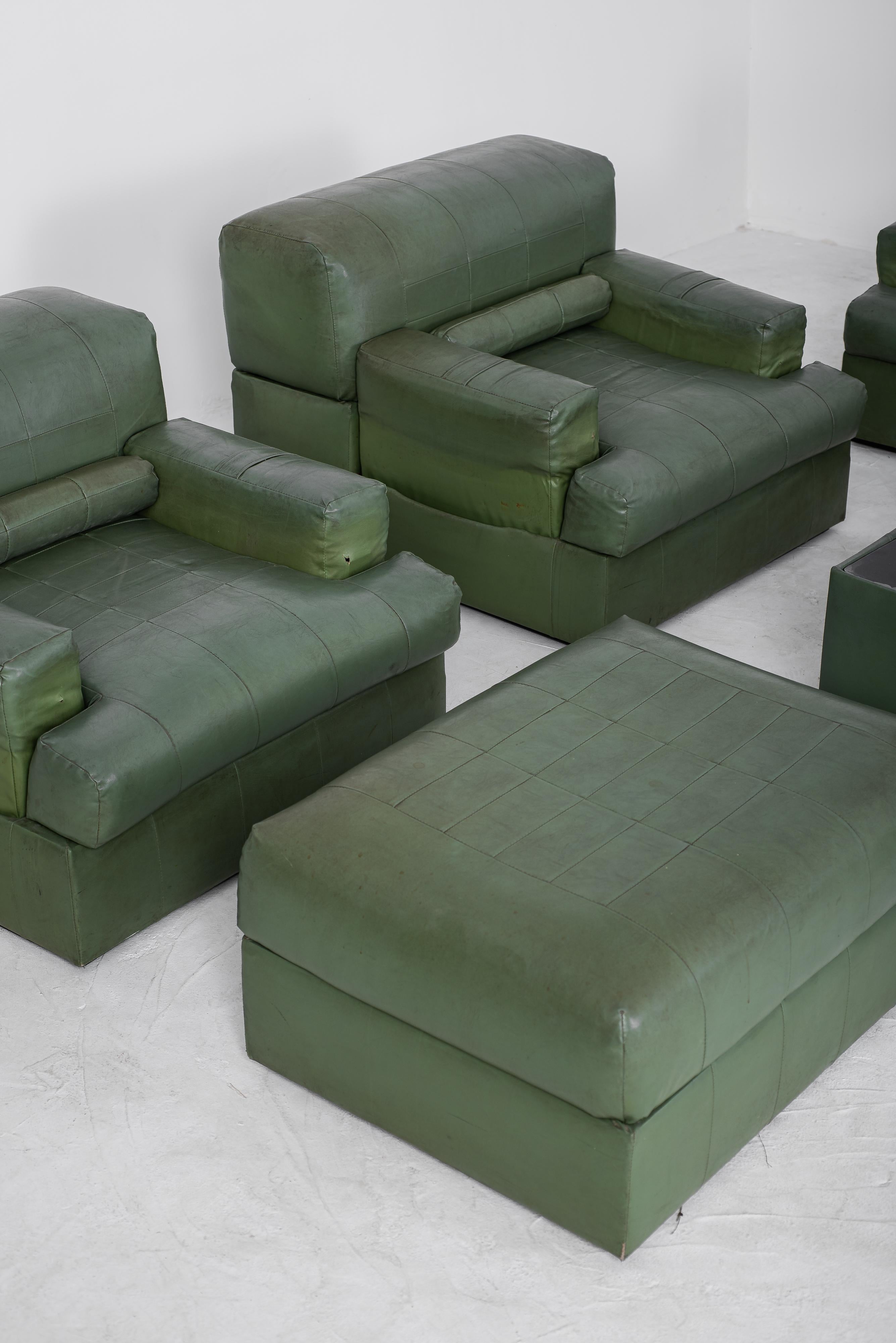 Dieses außergewöhnliche, seltene und fesselnde Sofa wurde von dem renommierten brasilianischen Designer Percival Lafer entworfen und ist ein Zeugnis von Seltenheit und Schönheit. Das modulare Design zeichnet sich durch ein bemerkenswertes Merkmal