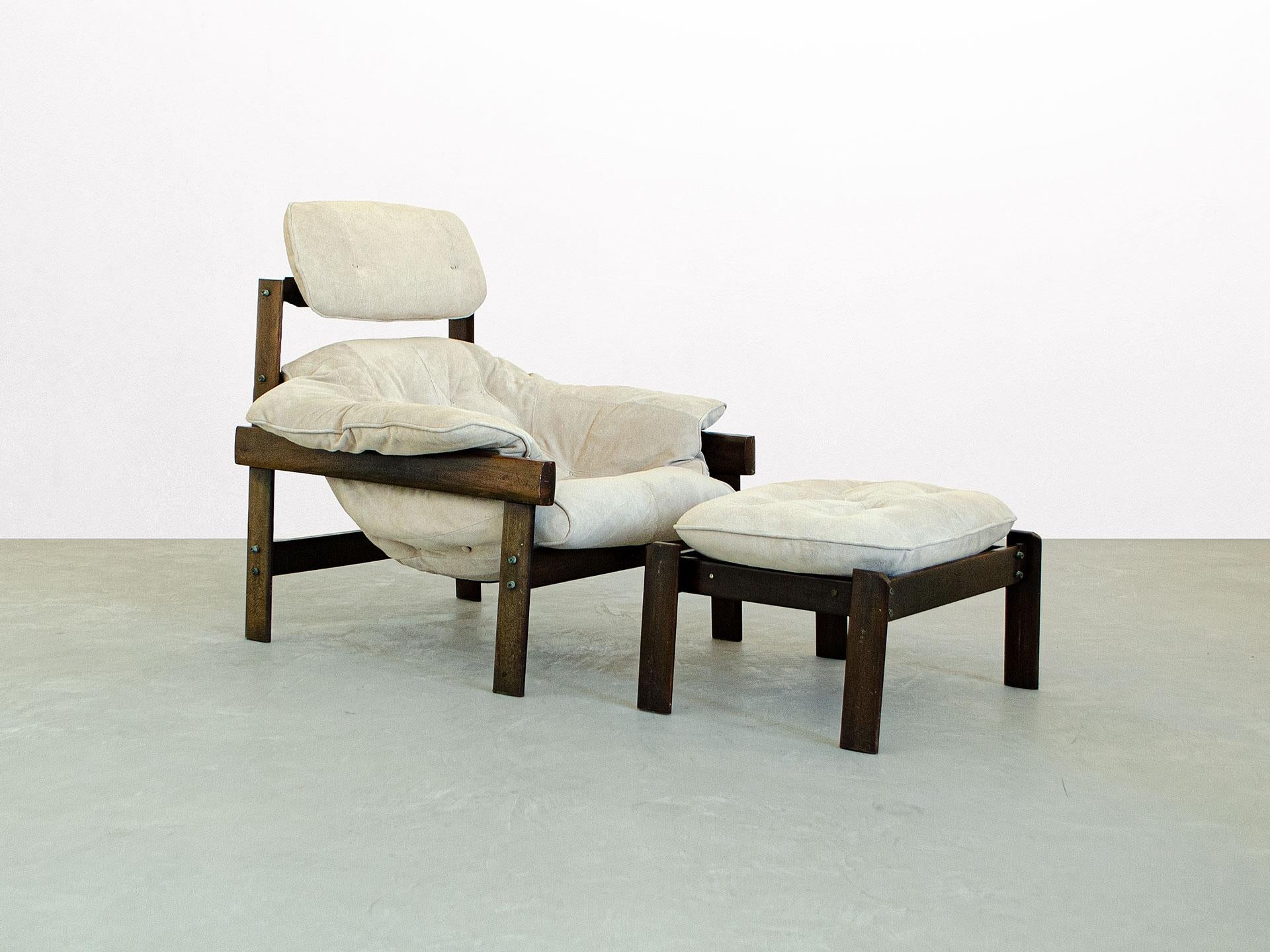 The rare MP-41 armchair, made of Jatobá wood is another great example of the imaginative and innovative production of designer and architect Percival Lafer. The piece was upholstered by one of our best craftsmanship using an excellent natural suede.