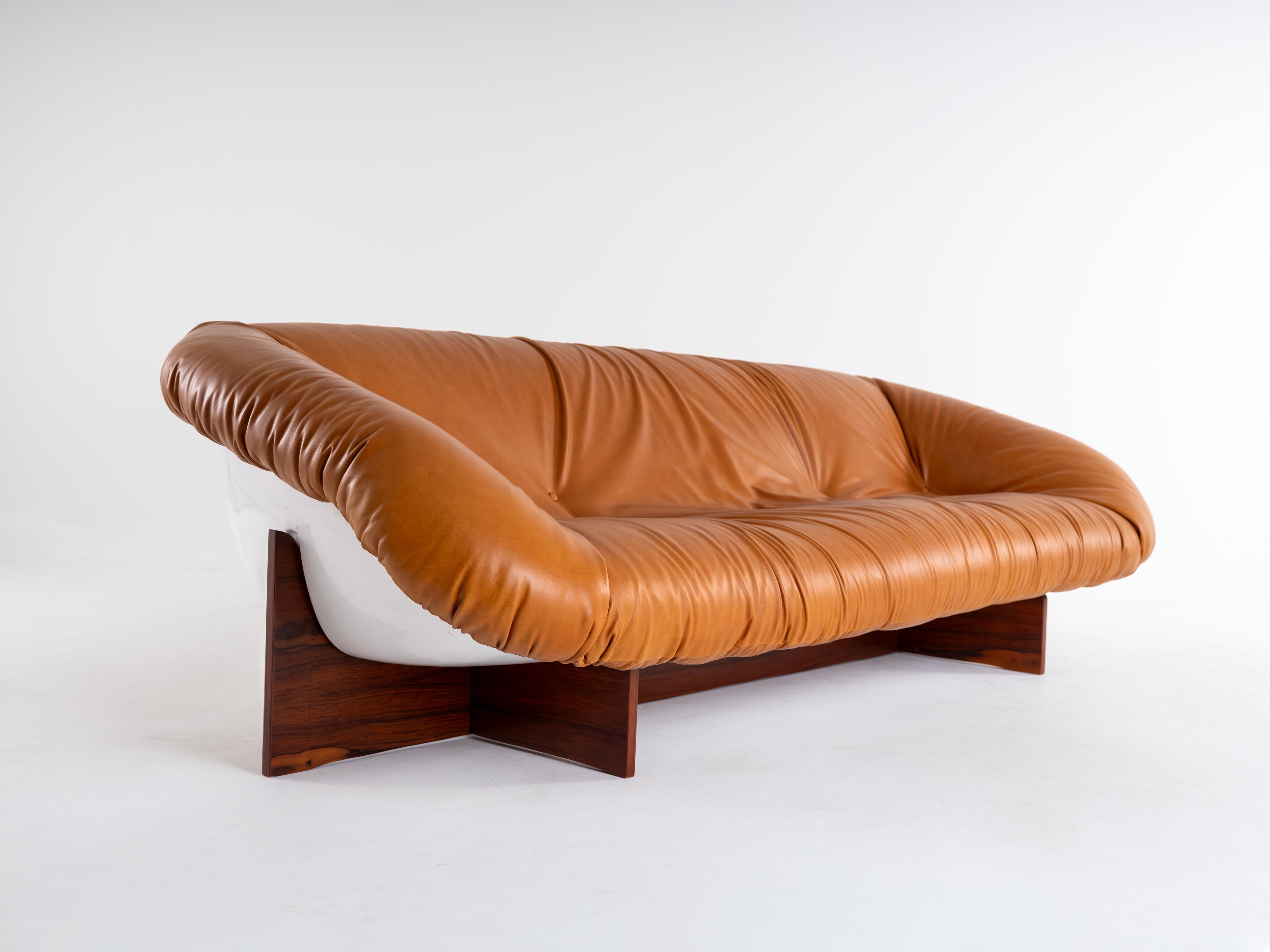 The MP-61 series from 1972 were the first designs in which Percival Lafer used a fully visible fiberglass shell. The molded shell allowed greater freedom in shaping the form while simplifying production and reducing cost. Foam upholstery was applied