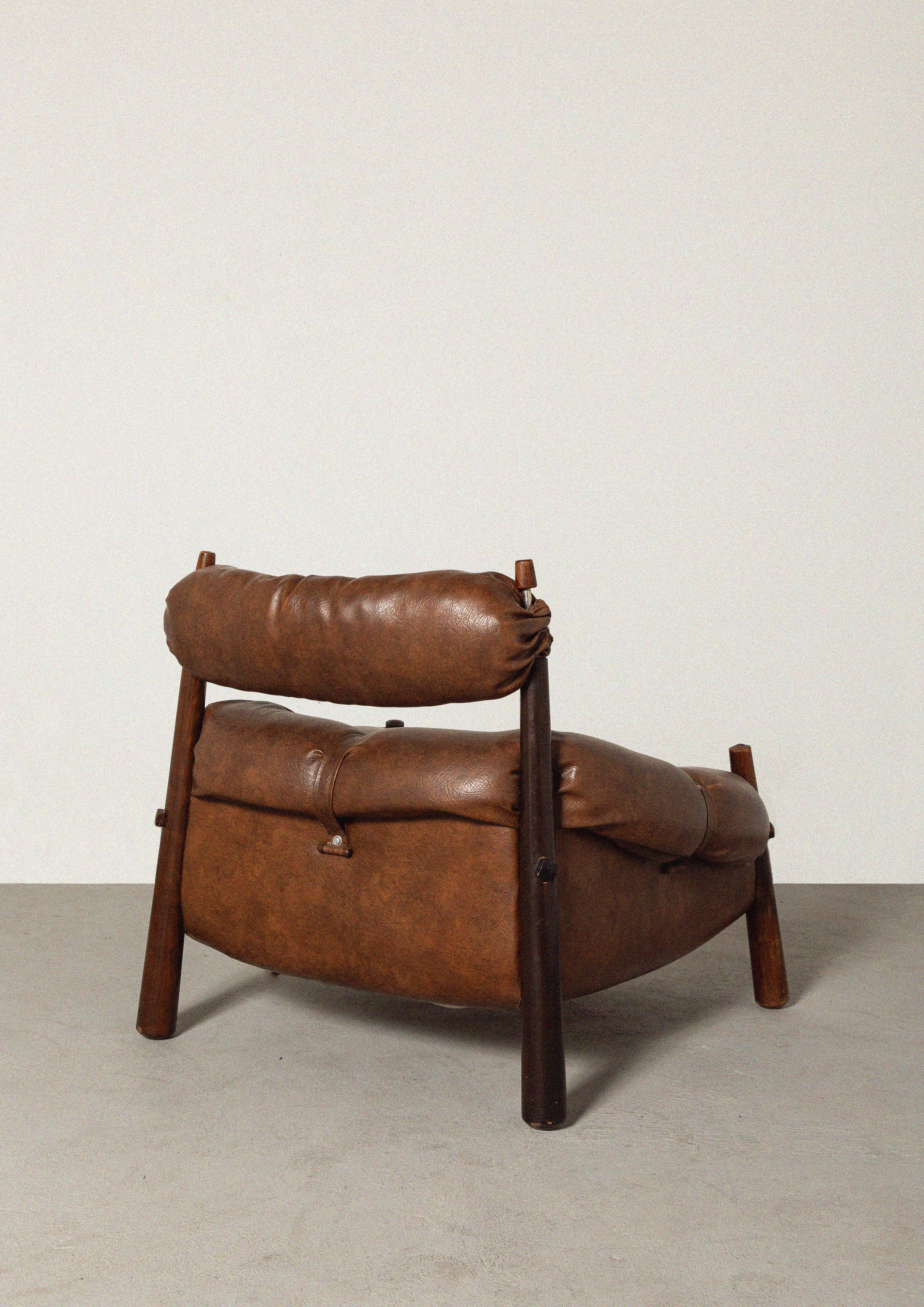 Rare MP-81 Lounge Chair and Ottoman In Original Leather by Percival Lafer, 1970 In Distressed Condition For Sale In São Paulo, BR