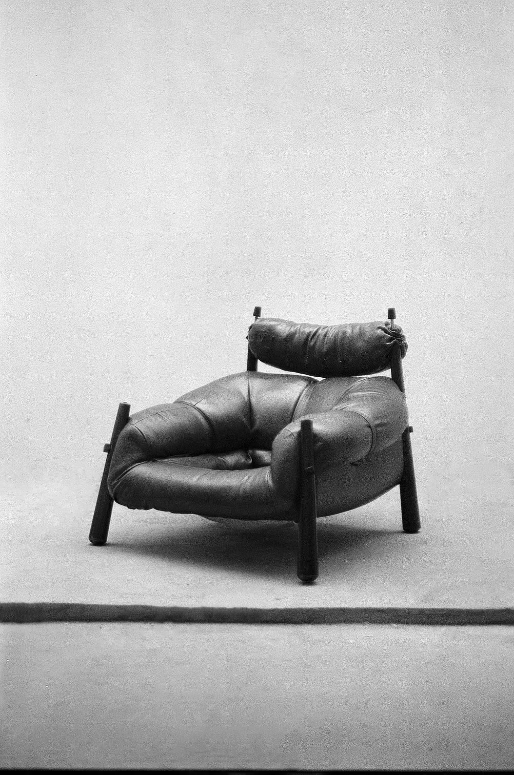 Rare MP-81 Lounge Chair and Ottoman In Original Leather by Percival Lafer, 1970 For Sale 1