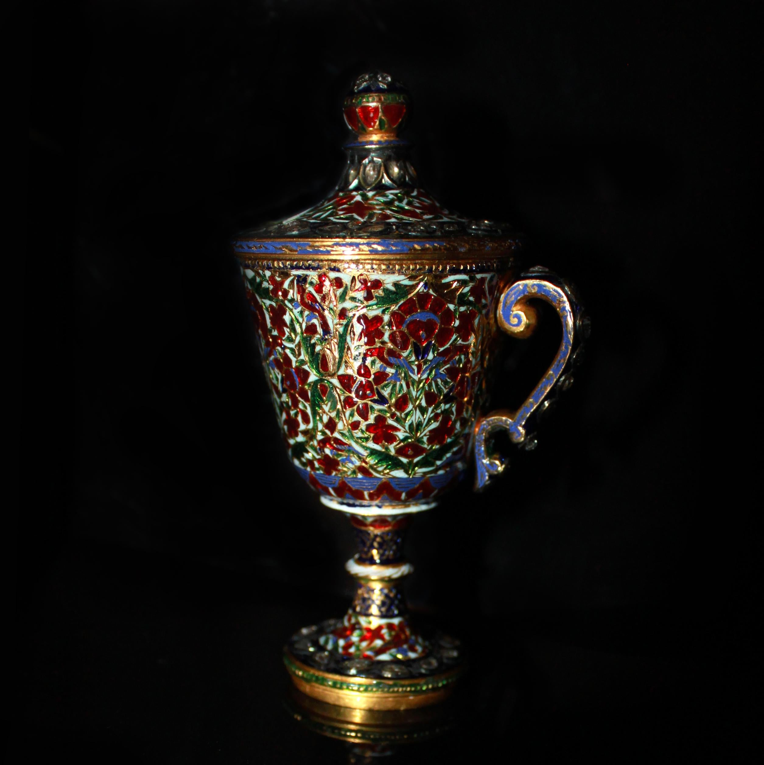 Seltener Mughal-Emaille- und Diamantbecher, frühes 19. Jahrhundert

Die Mughal-Tasse ist fein verziert mit einer Kombination aus roter, weißer, blauer und grüner 