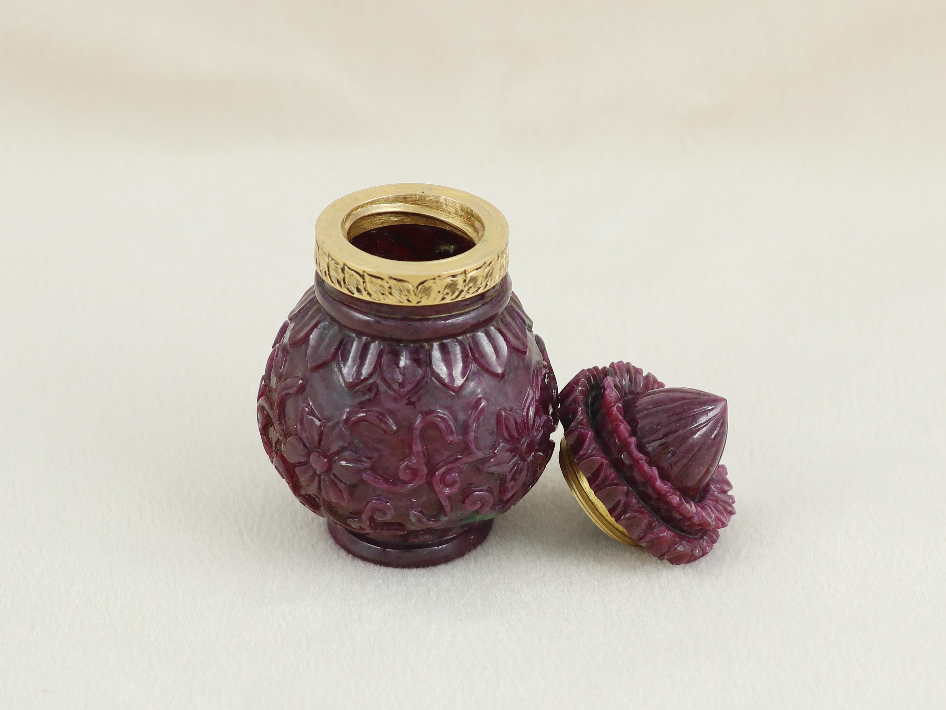 Rara botella pequeña de rubí natural y oro de 22 quilates de estilo mogol Tumbled en venta