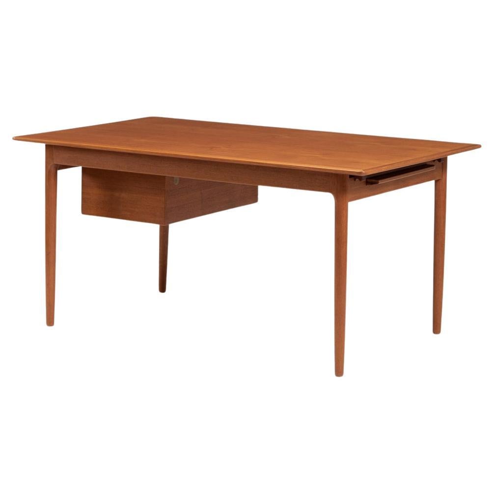 Seltener multifunktionaler Teak-Ausziehtisch und Schreibtisch mit Schubladen von Erik Wørts. Dieser Tisch wird als Multifunktionstisch bezeichnet, da er mit mehreren ausziehbaren Verlängerungen und unteren Schubladen auch als Schreibtisch dient.