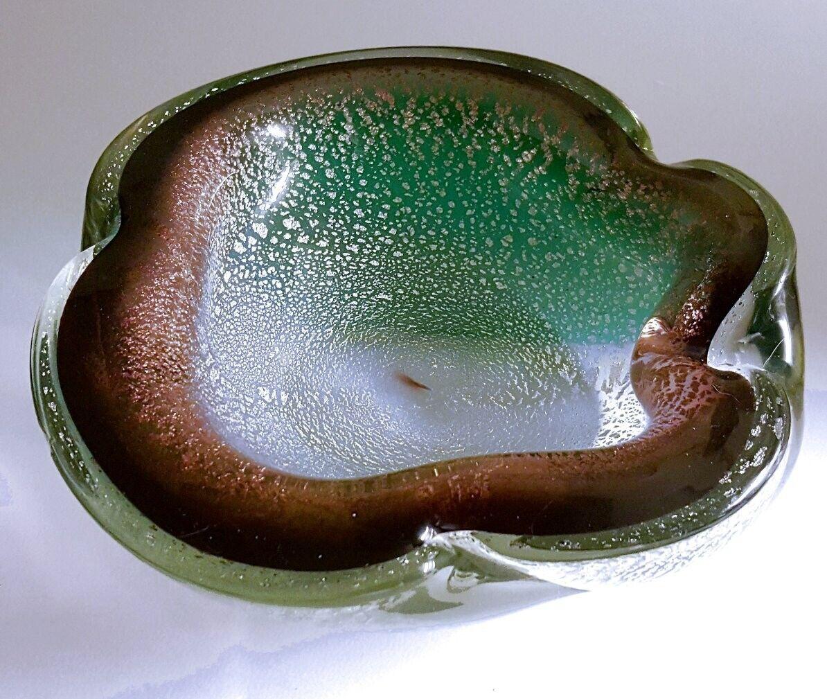 Seltene Murano-Glasschleife von Giulio Radi für A.V.e.M. - Wunderschön!

Diese beeindruckende und seltene Murano-Glasschale, Aschenbecher oder Schmuckschale wird Giulio Radi zugeschrieben, einem der bedeutendsten Künstler von AVeM. Herr Radi starb