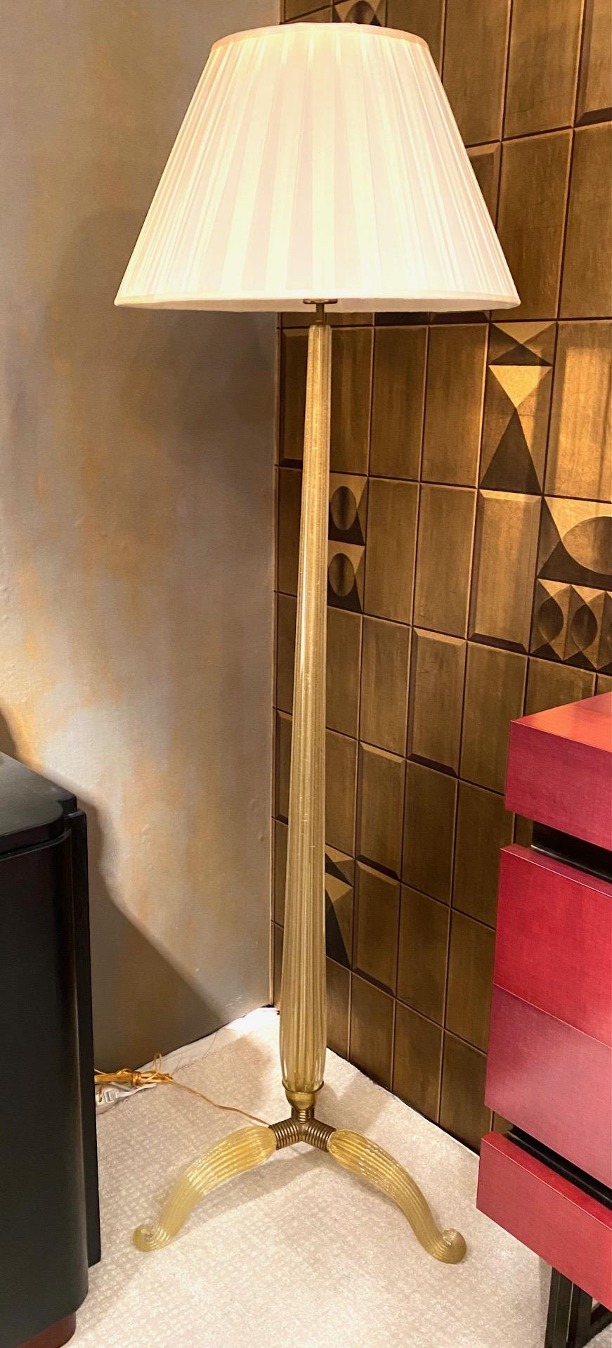 Rare lampadaire en verre de Murano avec inclusions de feuilles d'or et montures en bronze par Barovier&Toso .Italie : 

