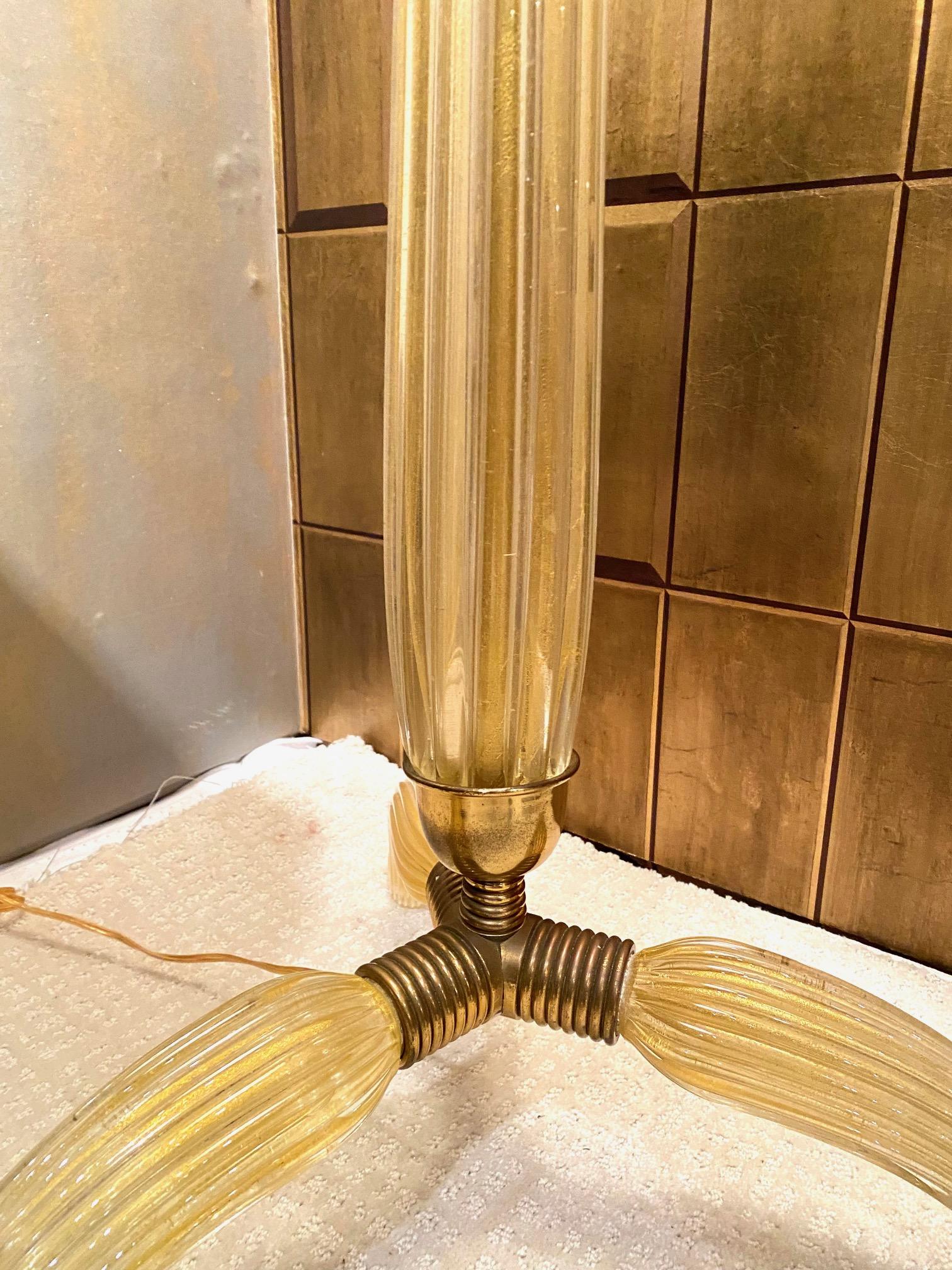 Rare lampadaire en verre de Murano avec inclusions en feuille d'or et montures en bronze par Baro en vente 2