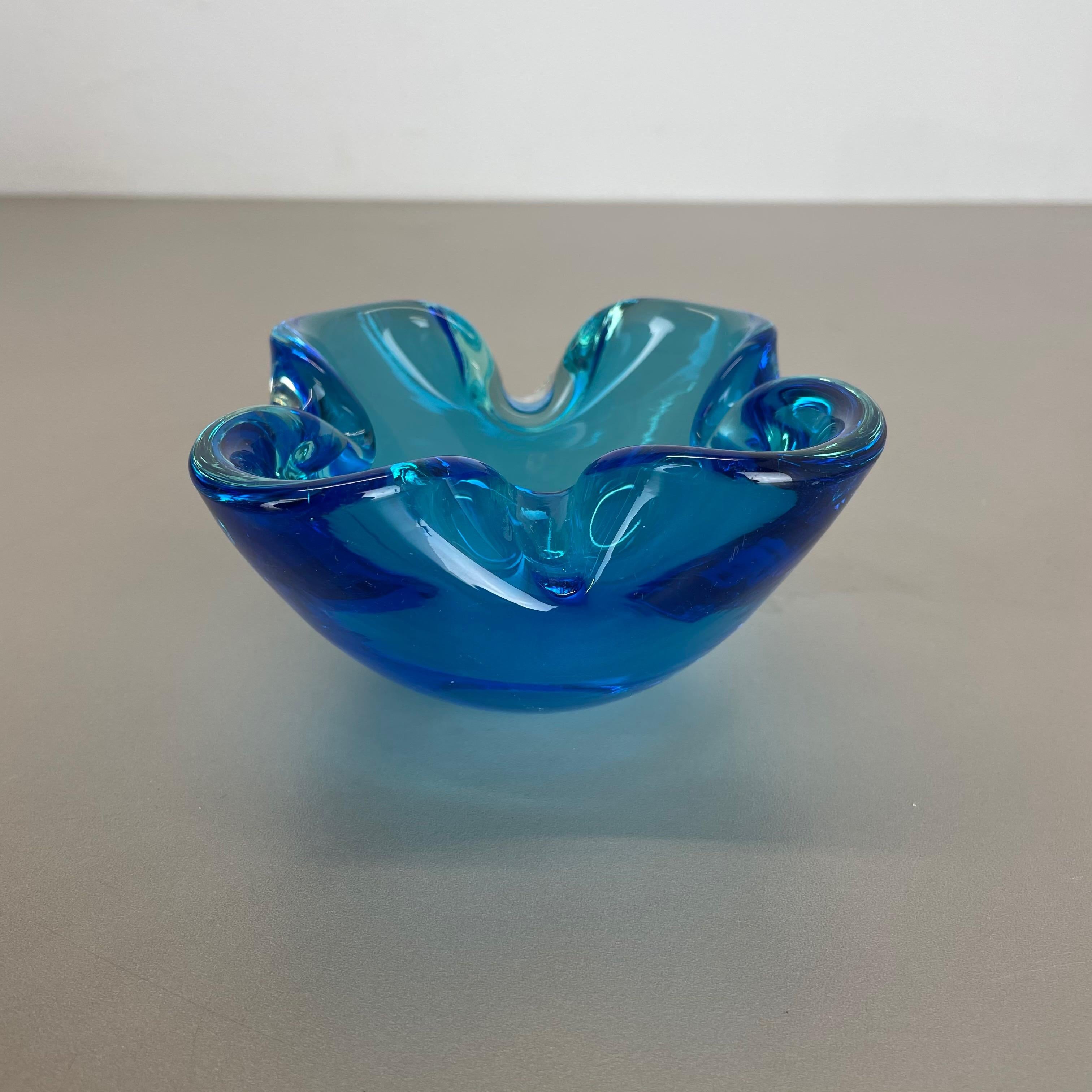 Cendrier en verre de Murano « bleu clair » rare avec éléments en coquille de bol, Murano, Italie, 1970 en vente 3