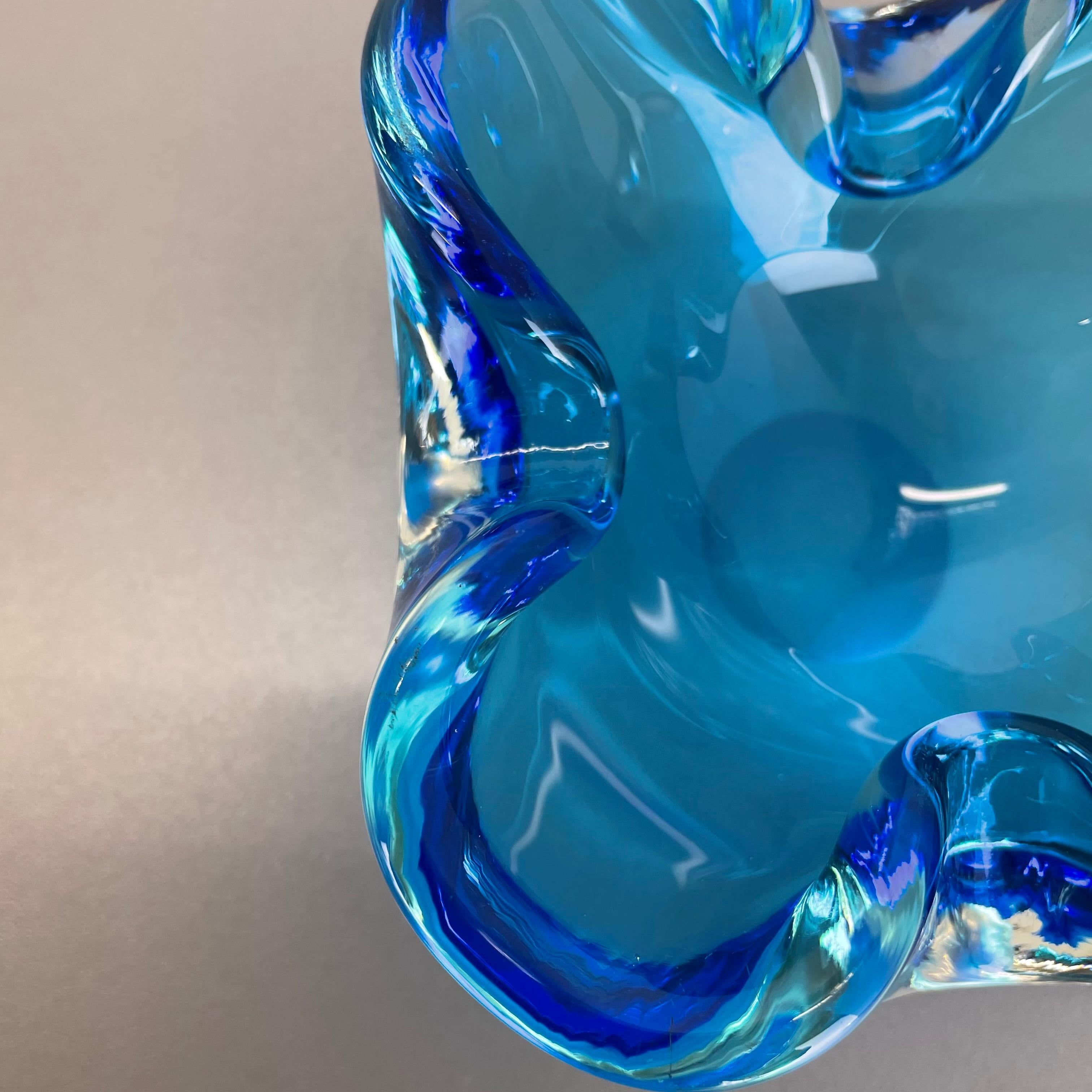 Cendrier en verre de Murano « bleu clair » rare avec éléments en coquille de bol, Murano, Italie, 1970 en vente 4