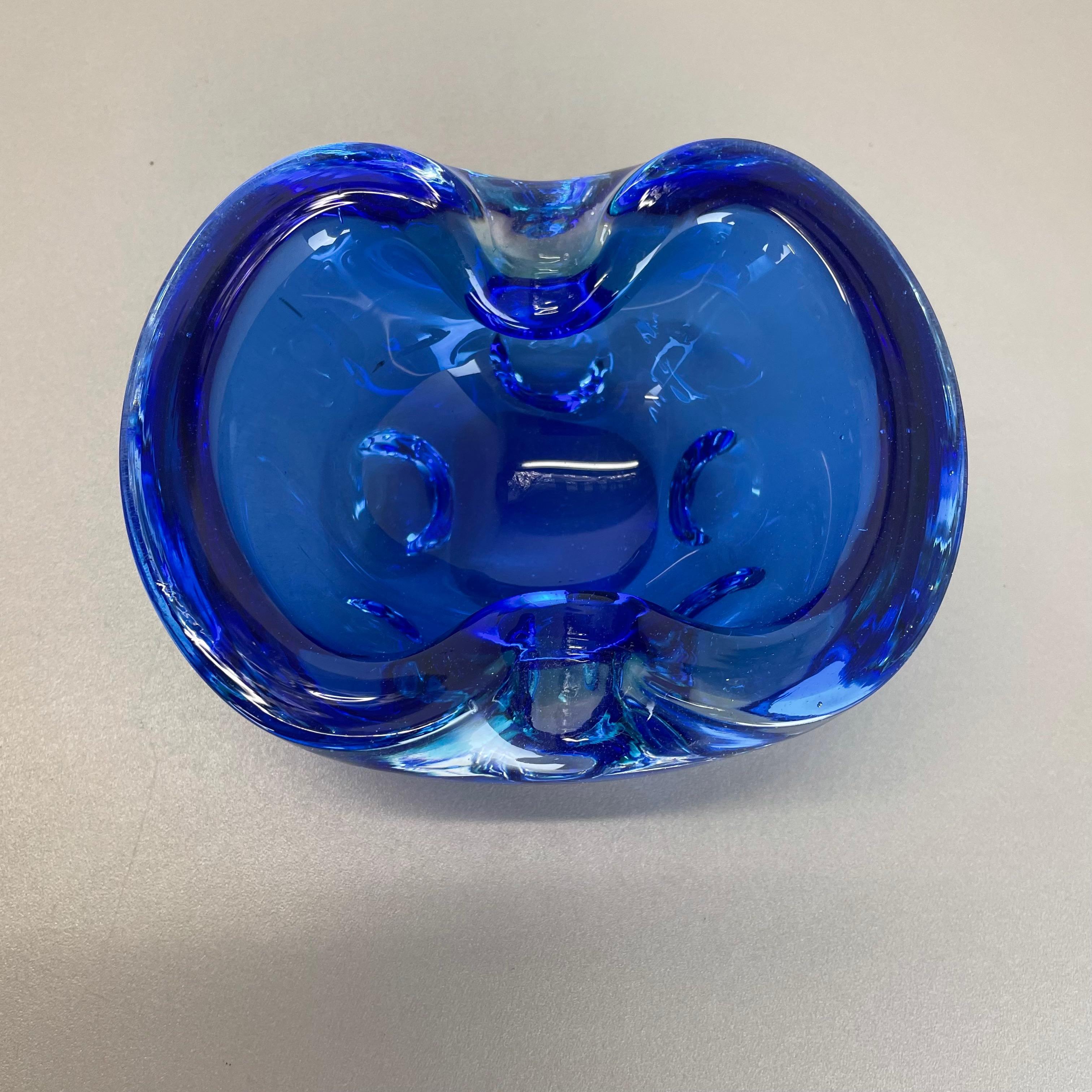 Cendrier en verre de Murano « bleu clair » avec éléments en forme de coquillage, Italie, 1970 en vente 4